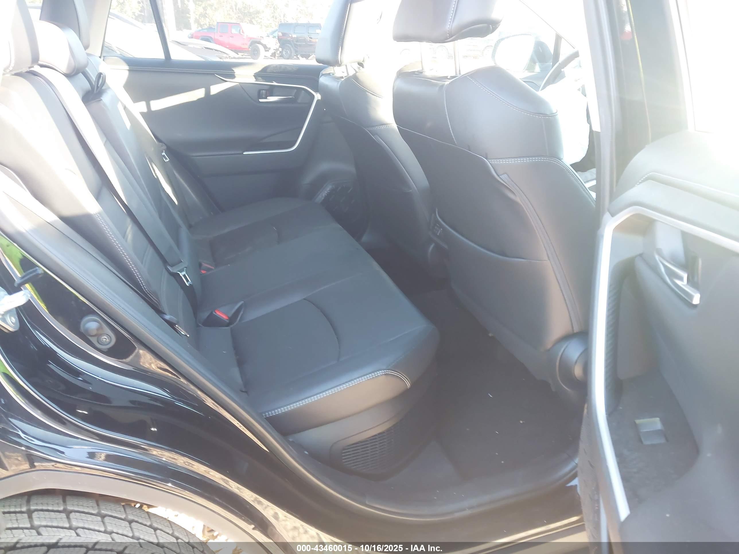 TOYOTA RAV4 image 8