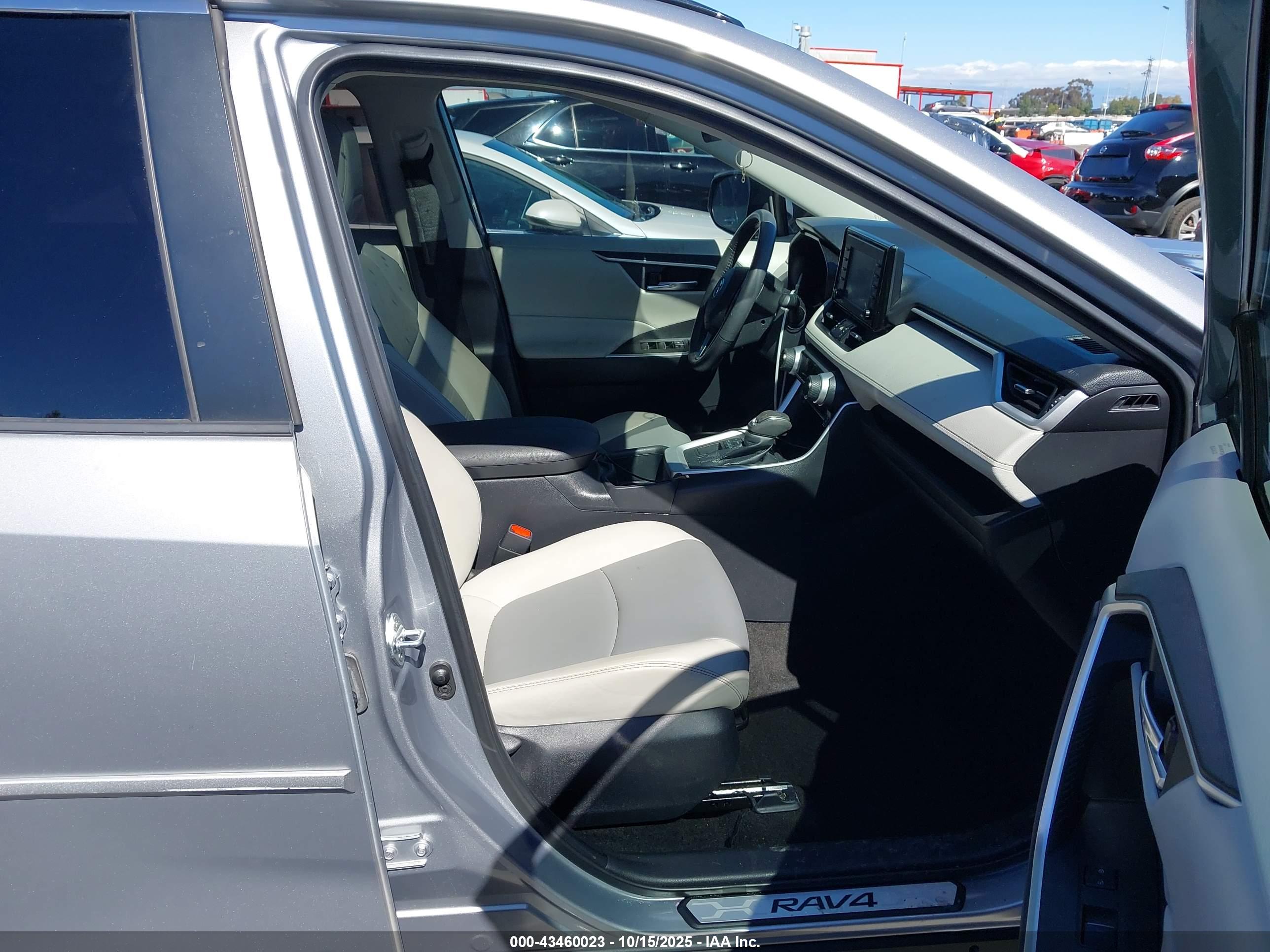 TOYOTA RAV4 image 5
