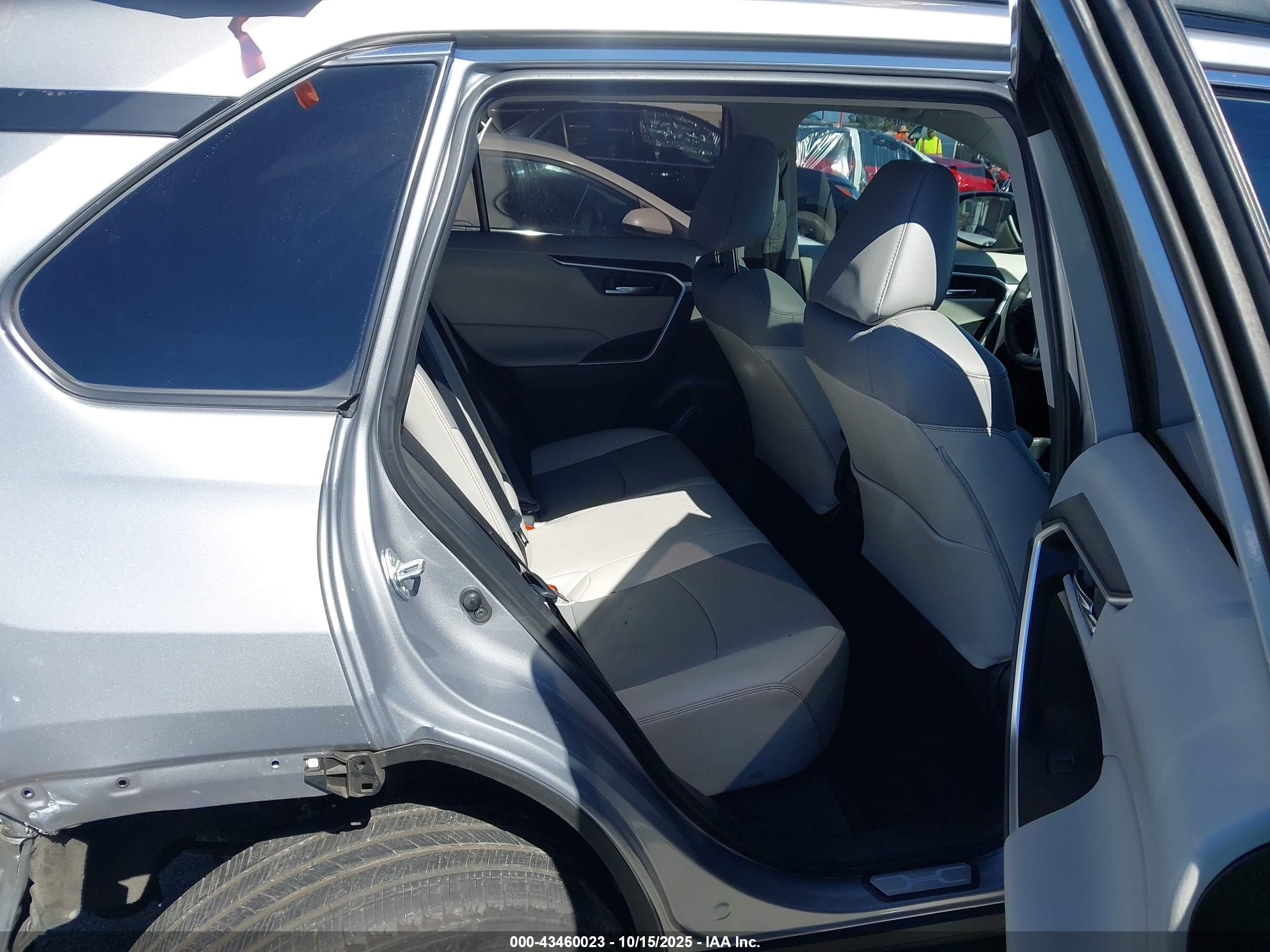 TOYOTA RAV4 image 8