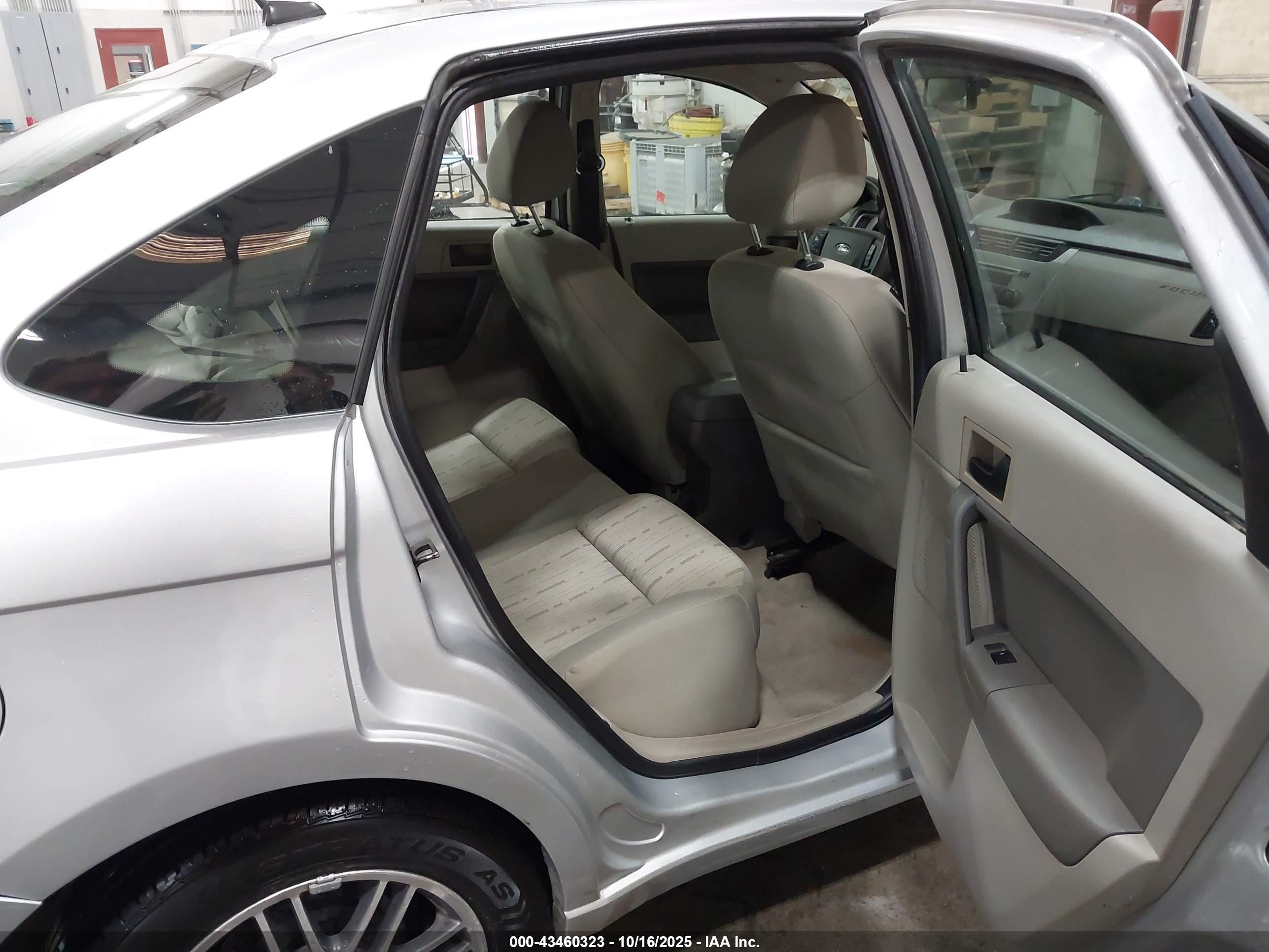 FORD FOCUS image 8