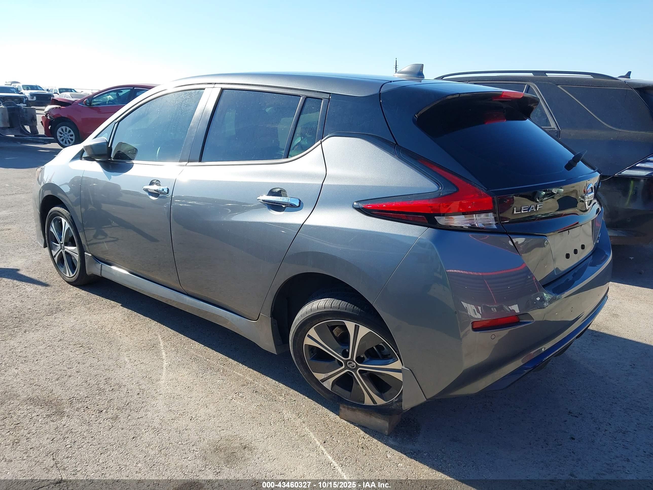 NISSAN LEAF image 3