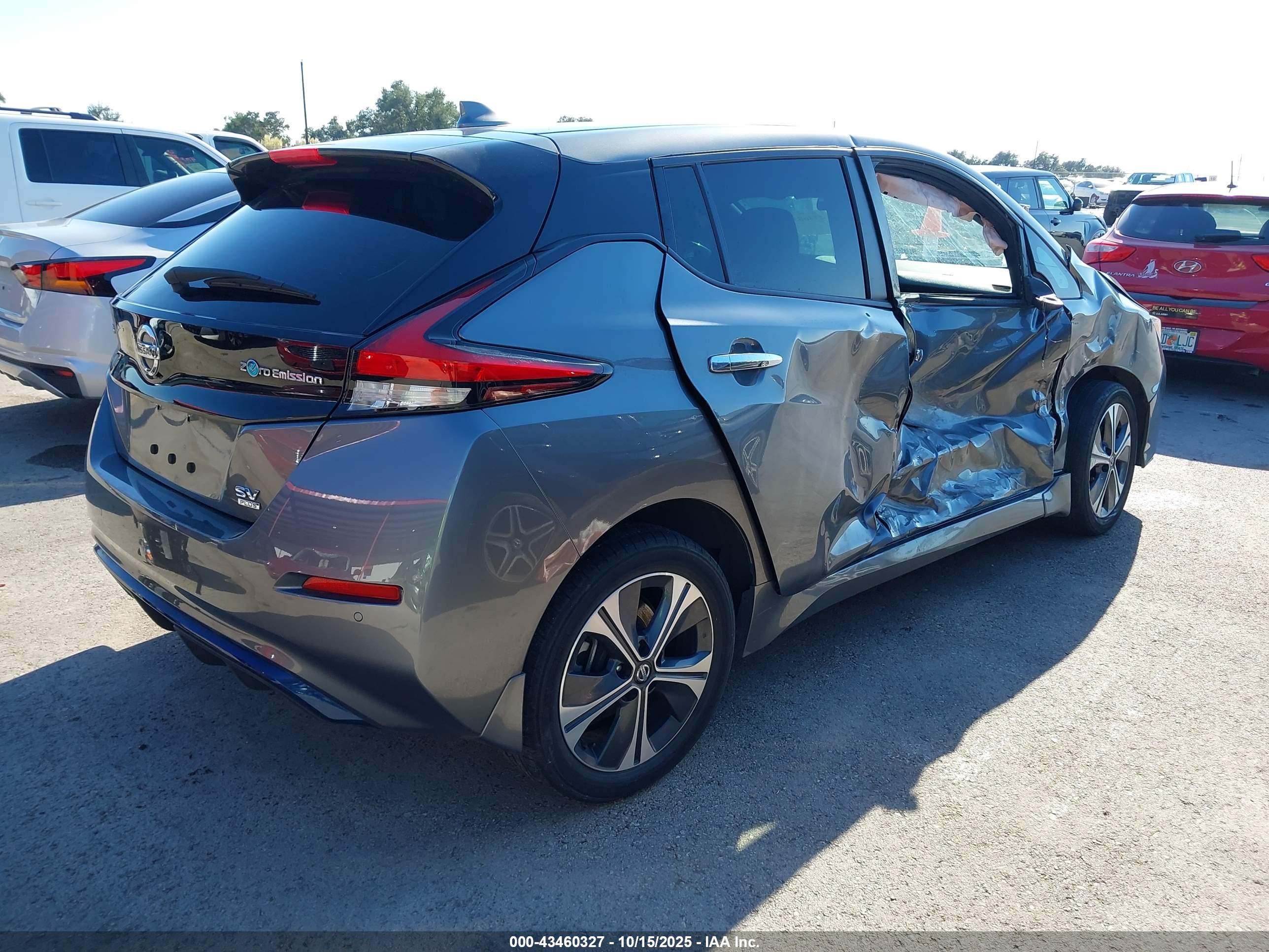 NISSAN LEAF image 4