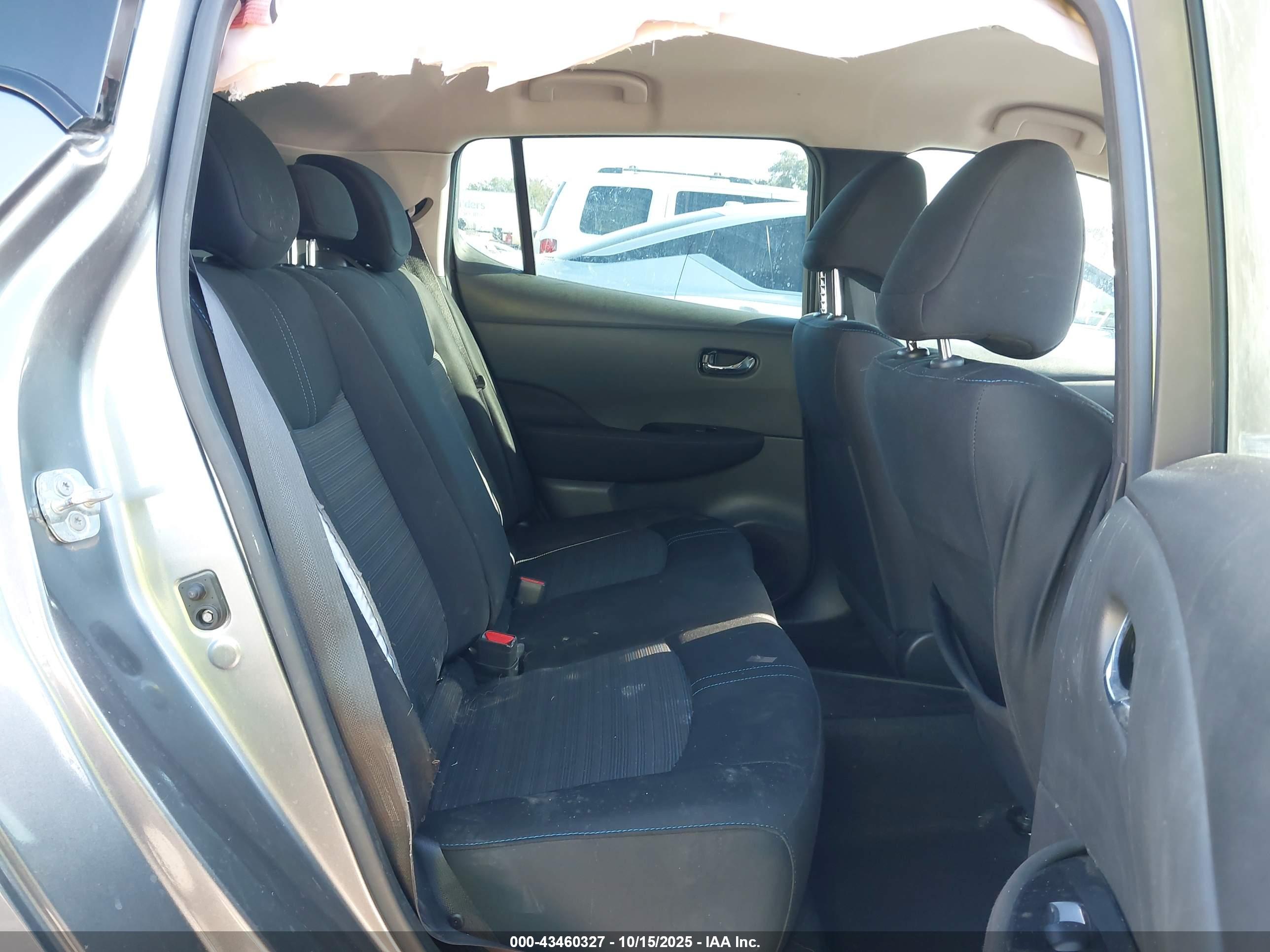 NISSAN LEAF image 8