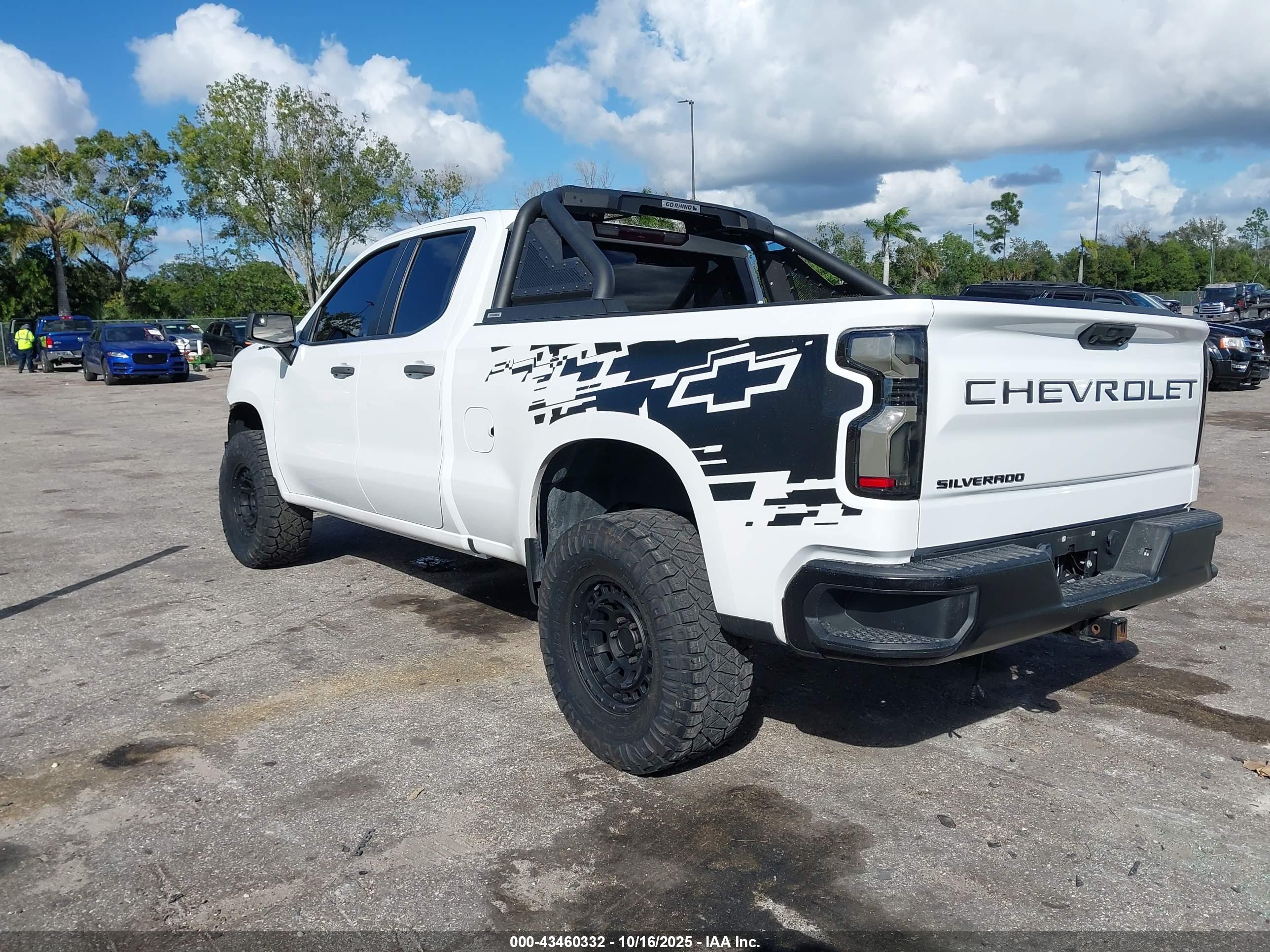 CHEVROLET SILVERADO image 3