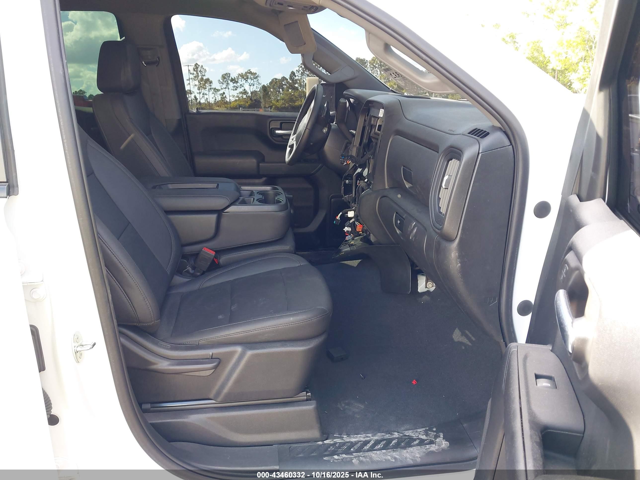 CHEVROLET SILVERADO image 5