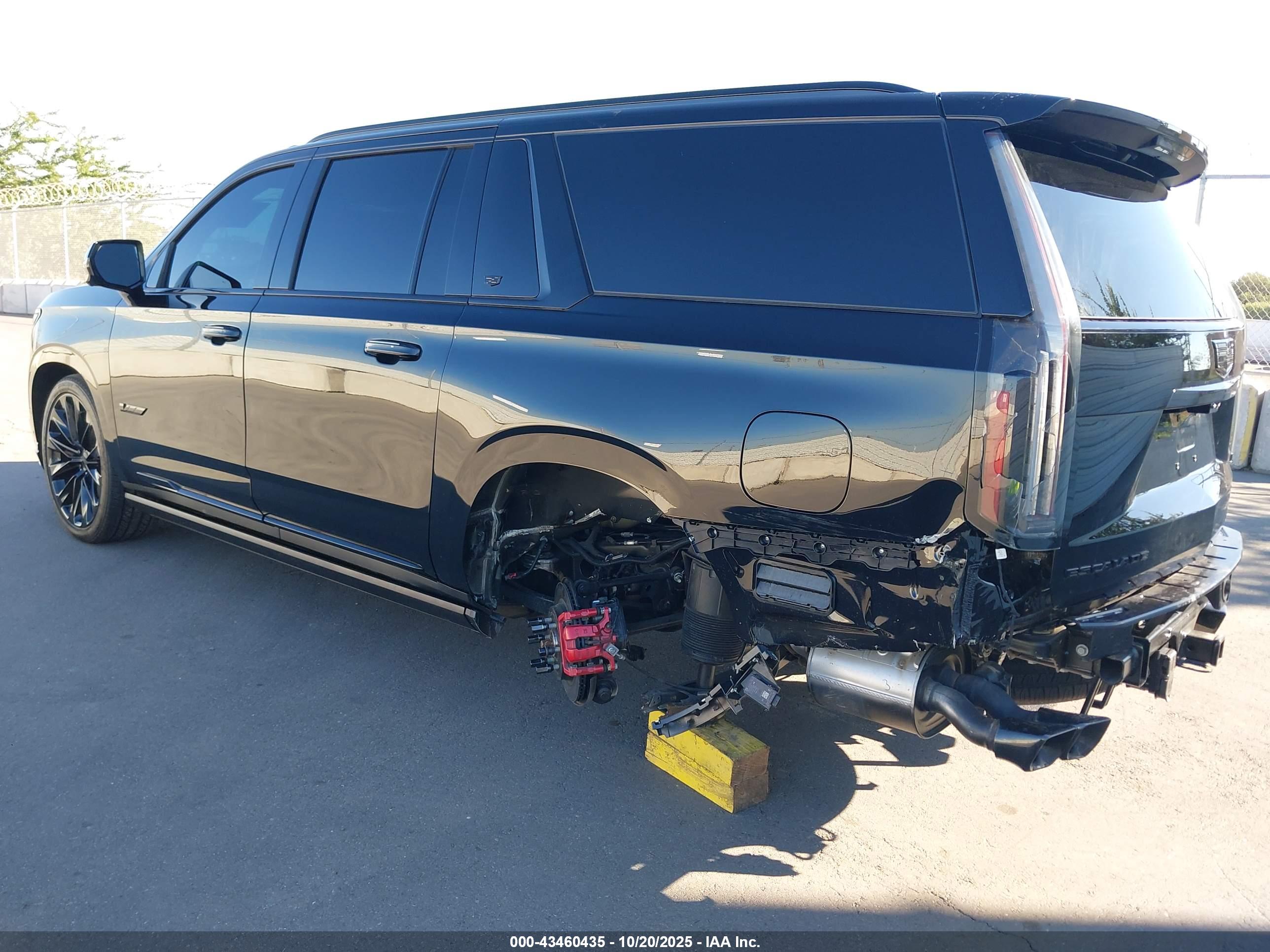 CADILLAC ESCALADE image 3
