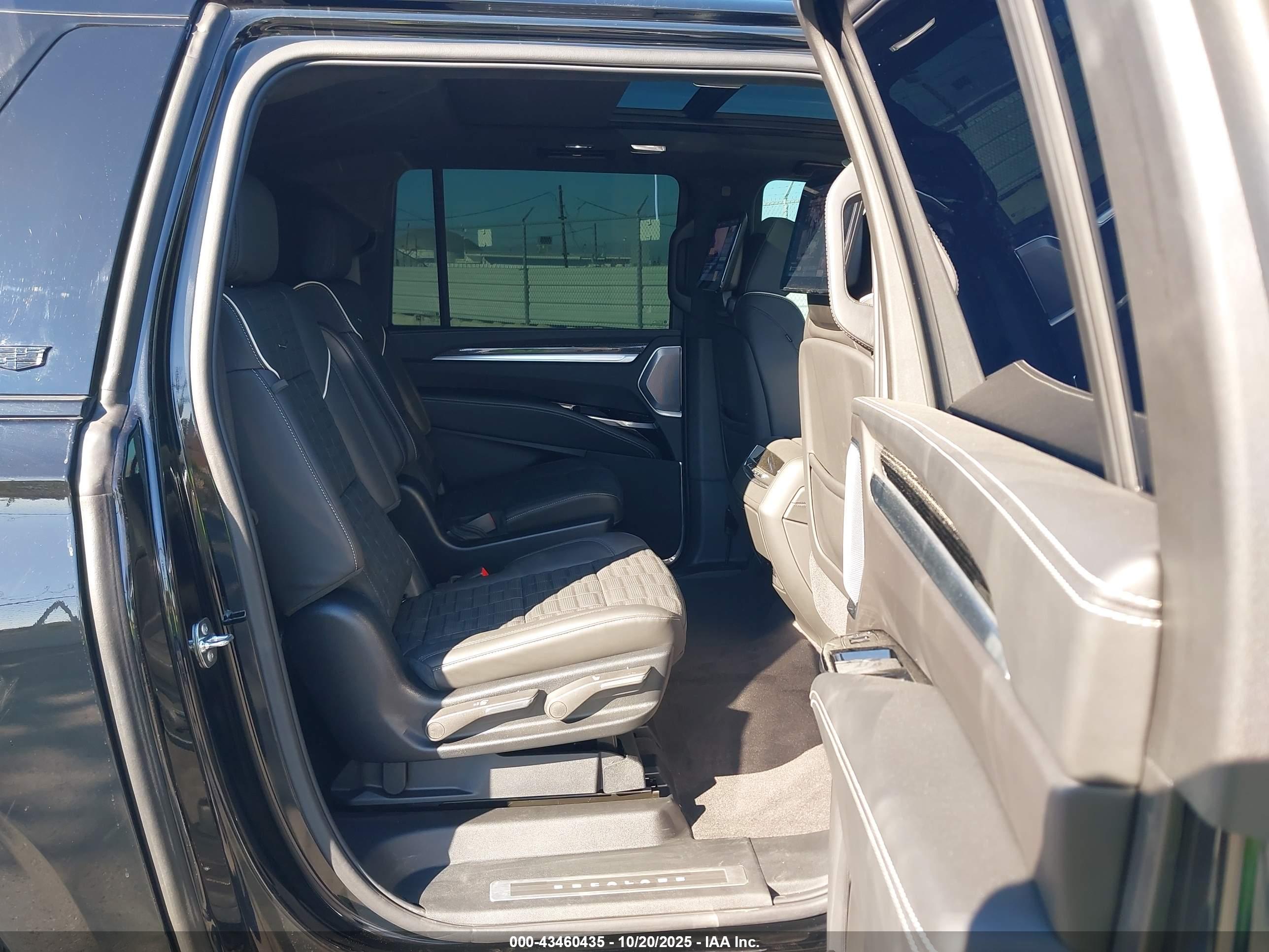 CADILLAC ESCALADE image 8