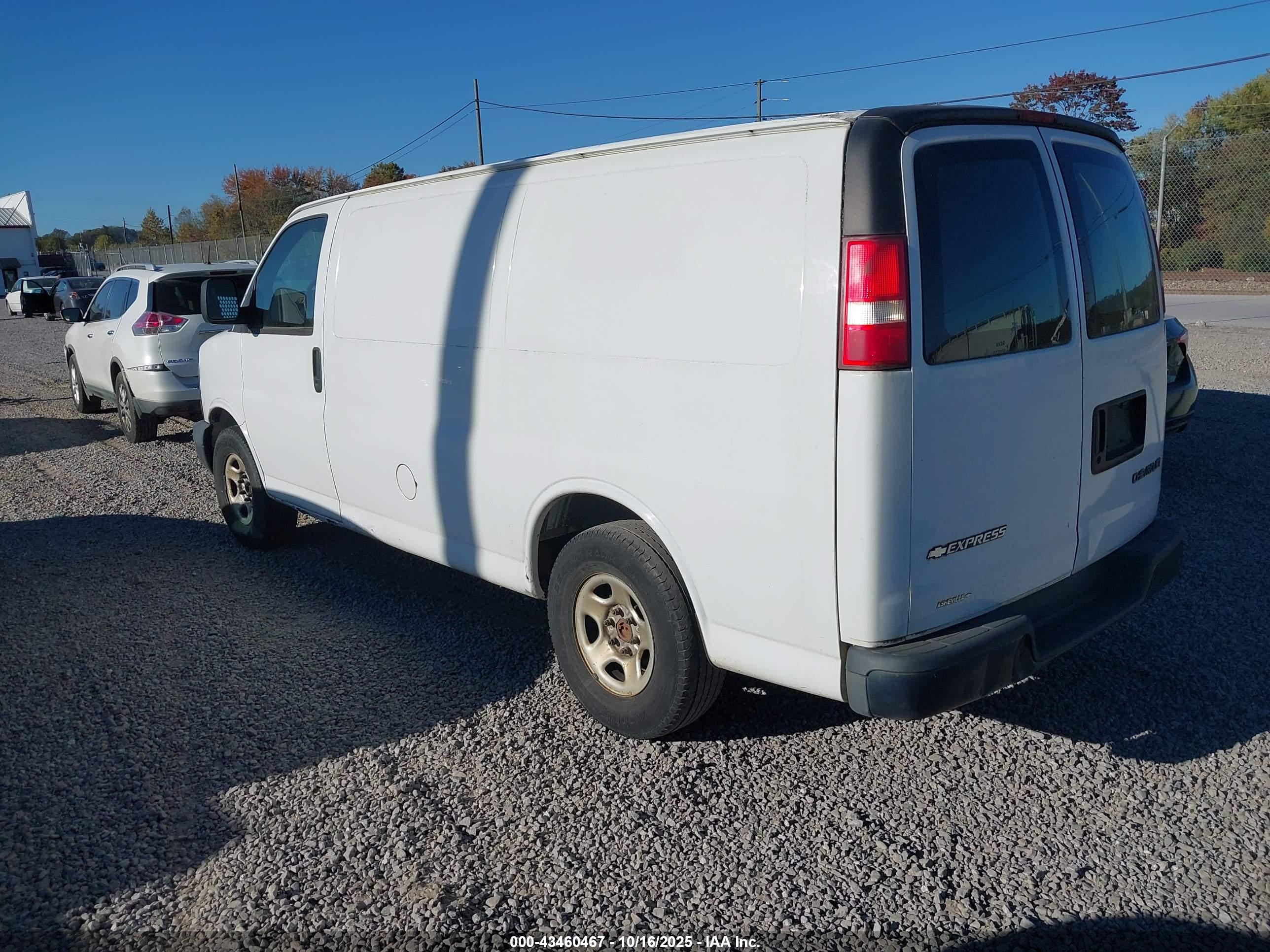 CHEVROLET EXPRESS image 3