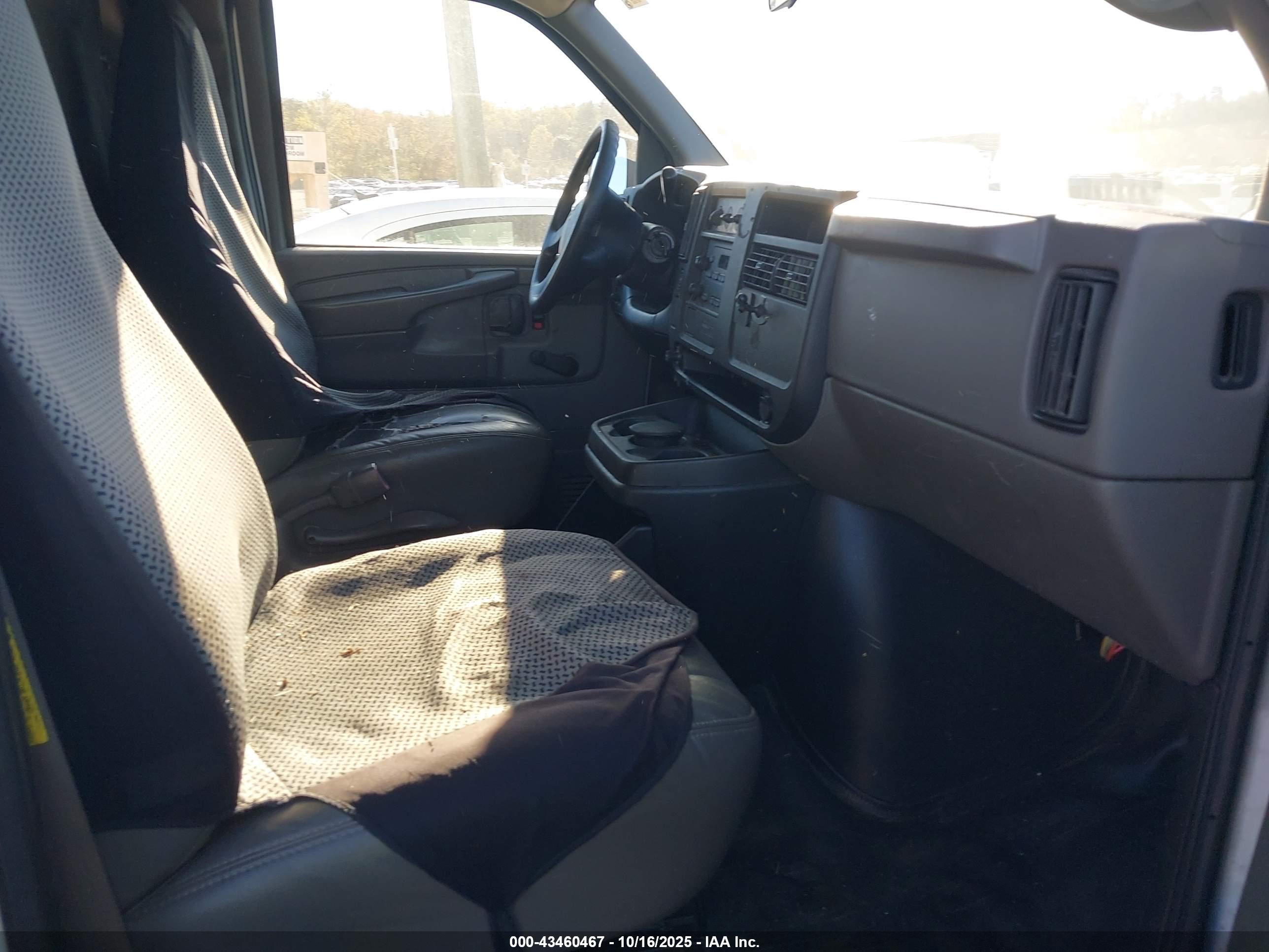 CHEVROLET EXPRESS image 5