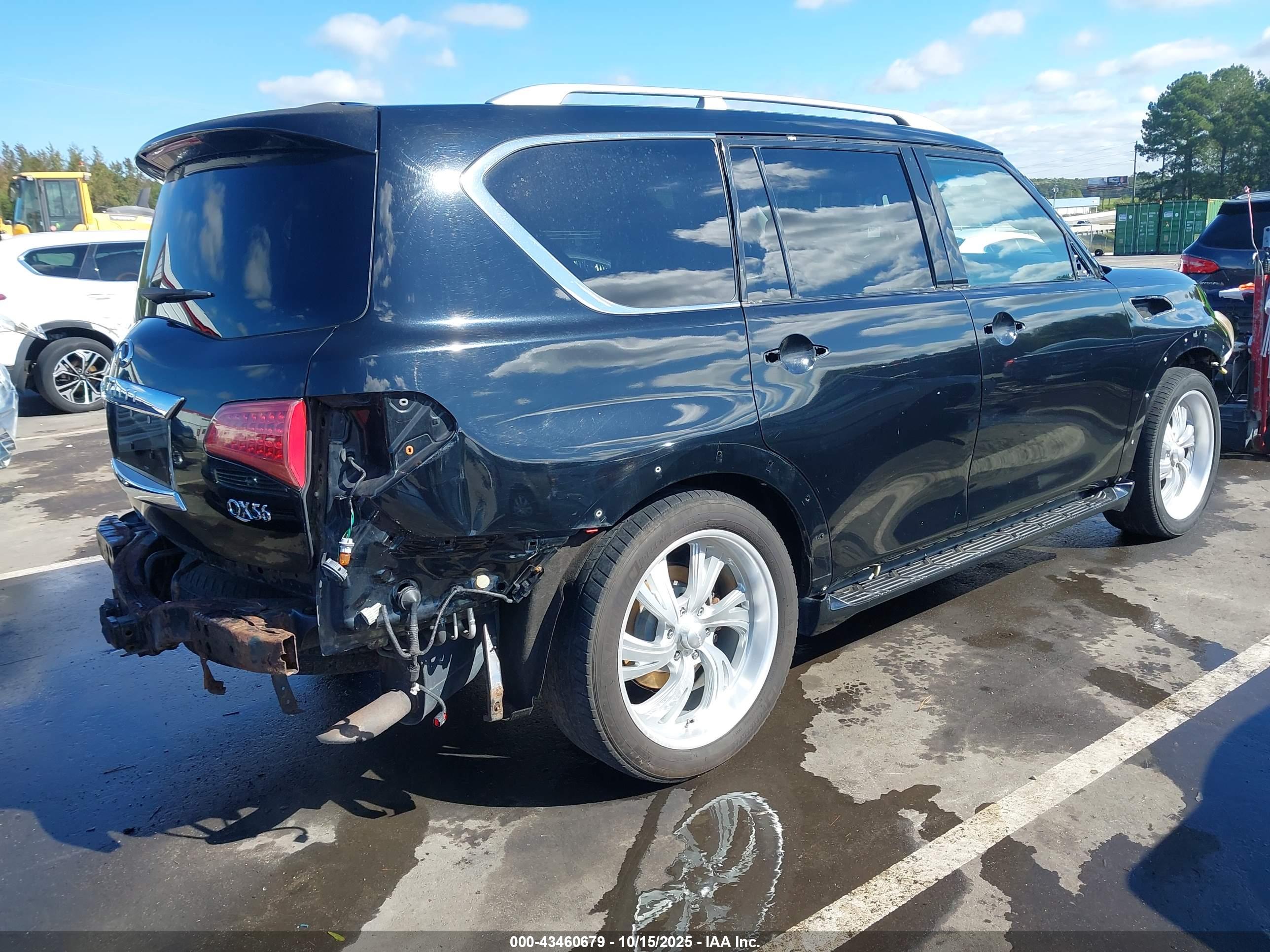 INFINITI QX56 image 4