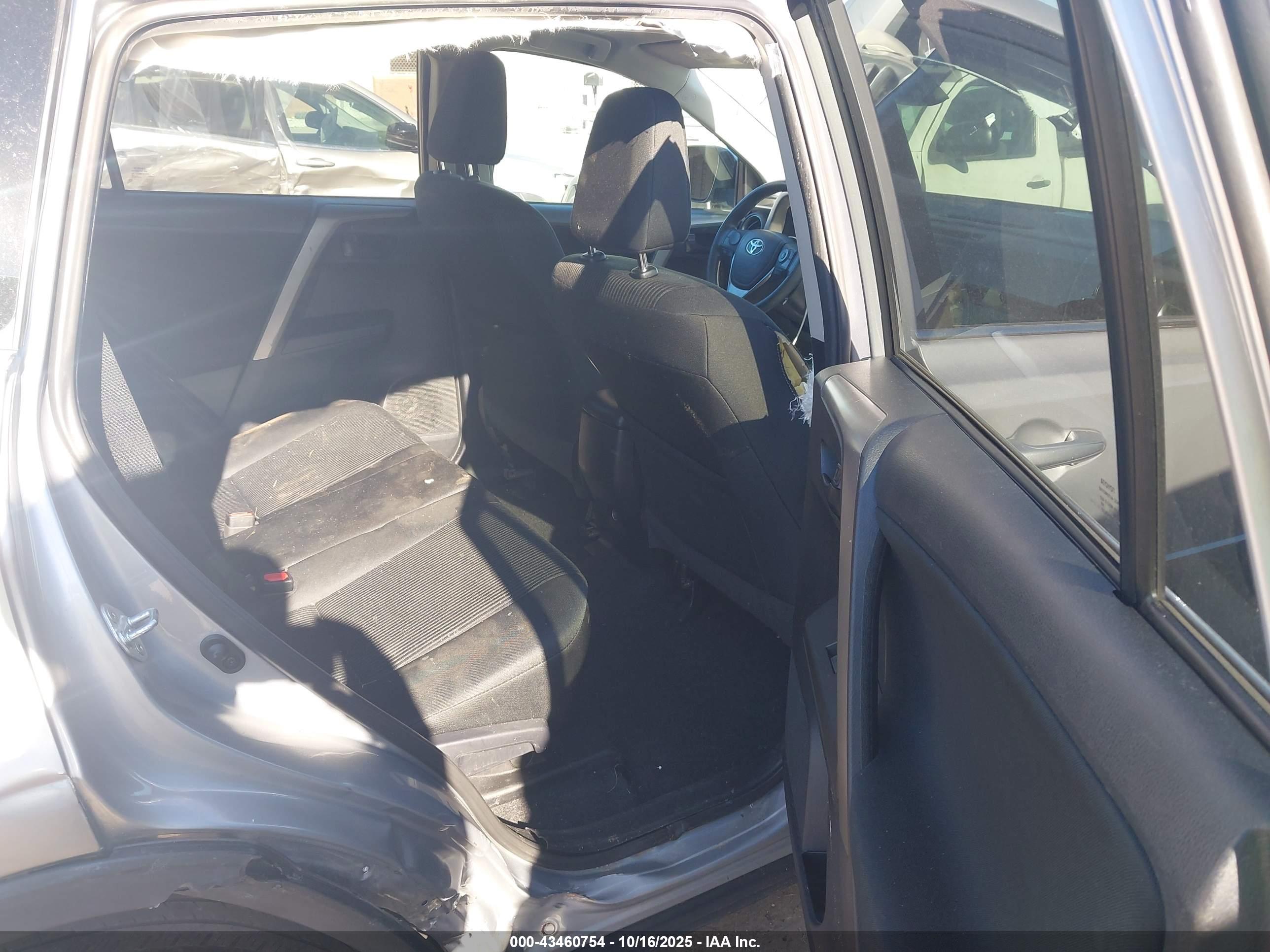 TOYOTA RAV4 image 8