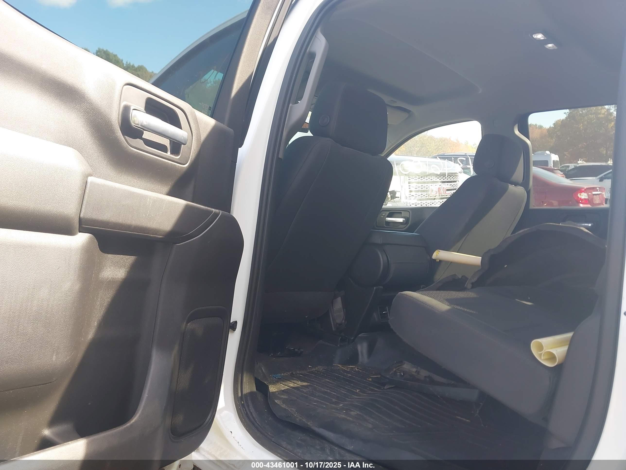 CHEVROLET SILVERADO image 8
