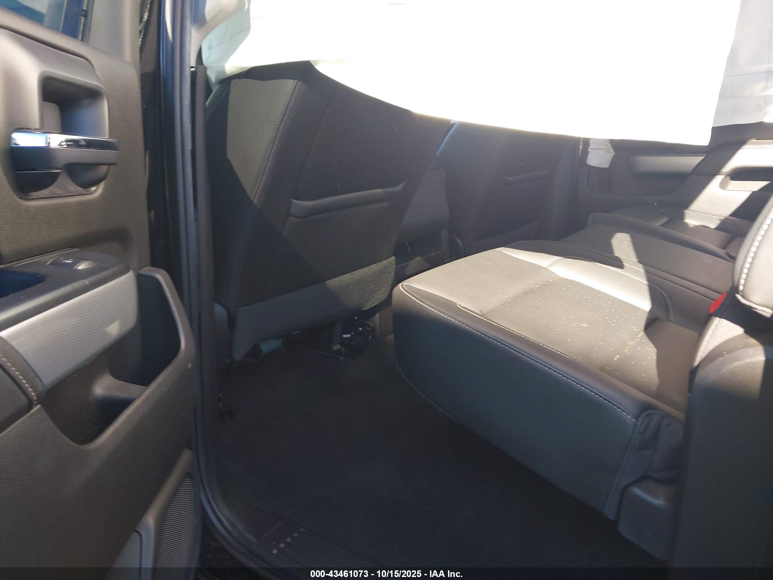 CHEVROLET SILVERADO image 8