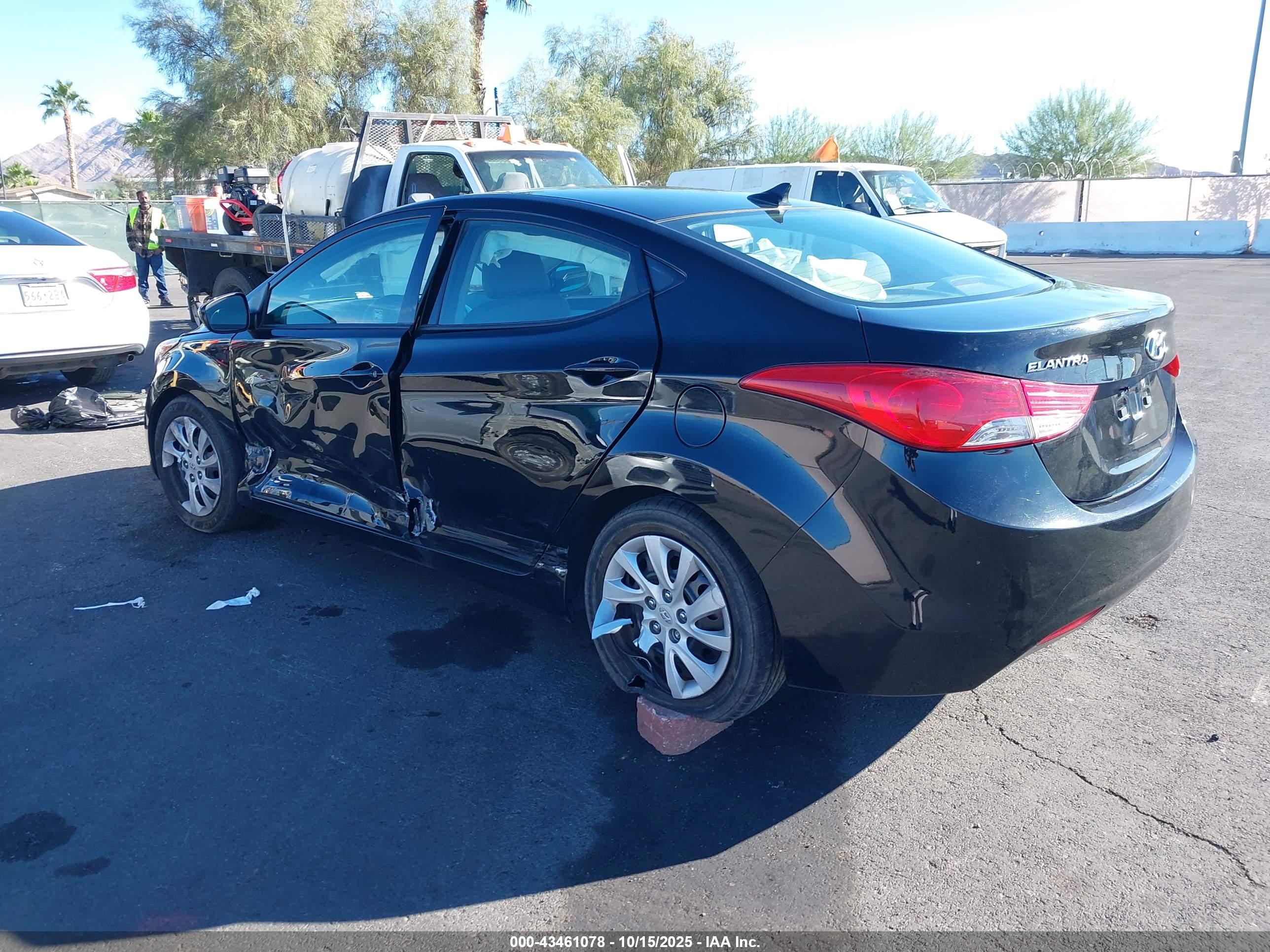 HYUNDAI ELANTRA image 3