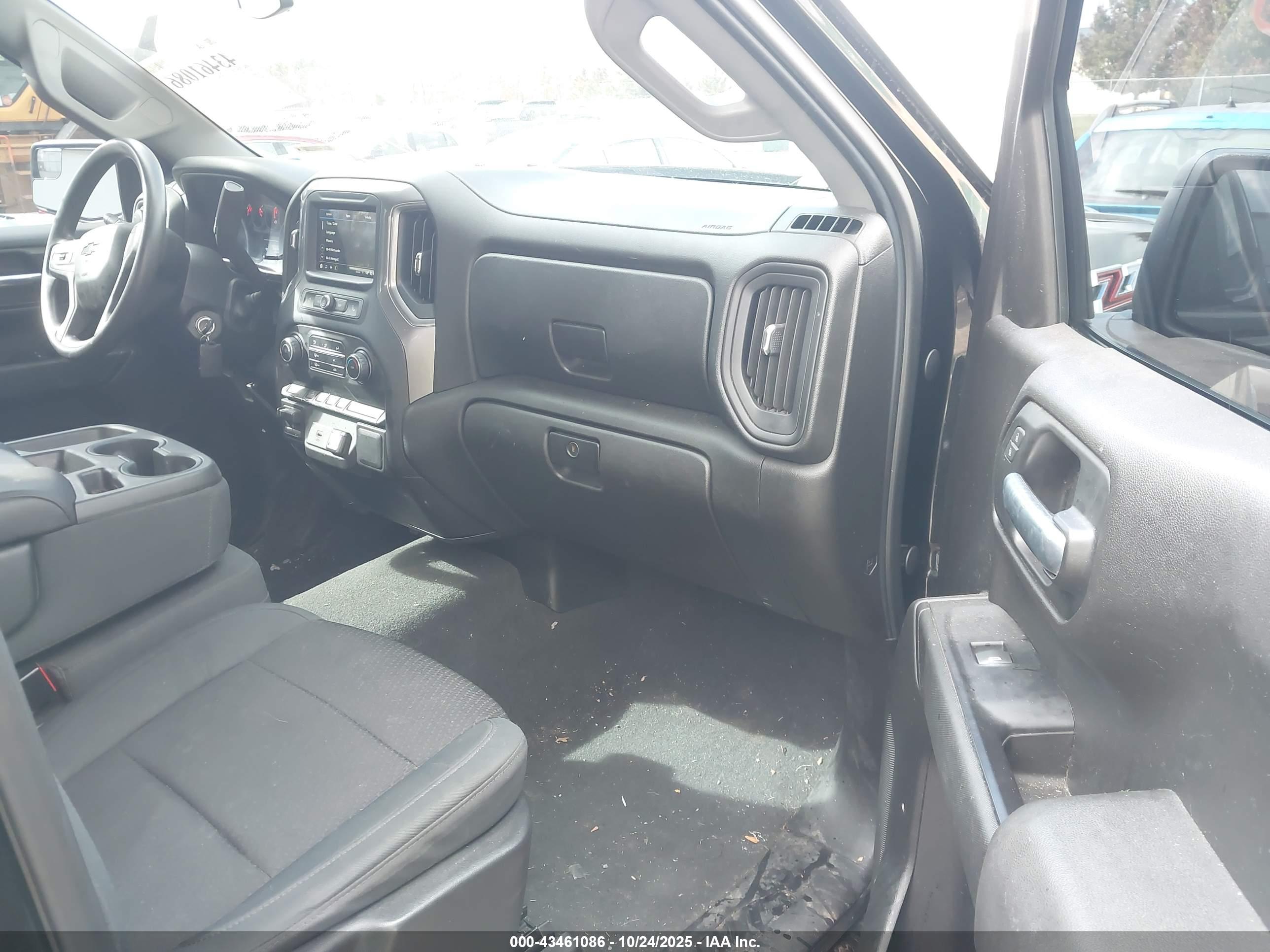 CHEVROLET SILVERADO image 5