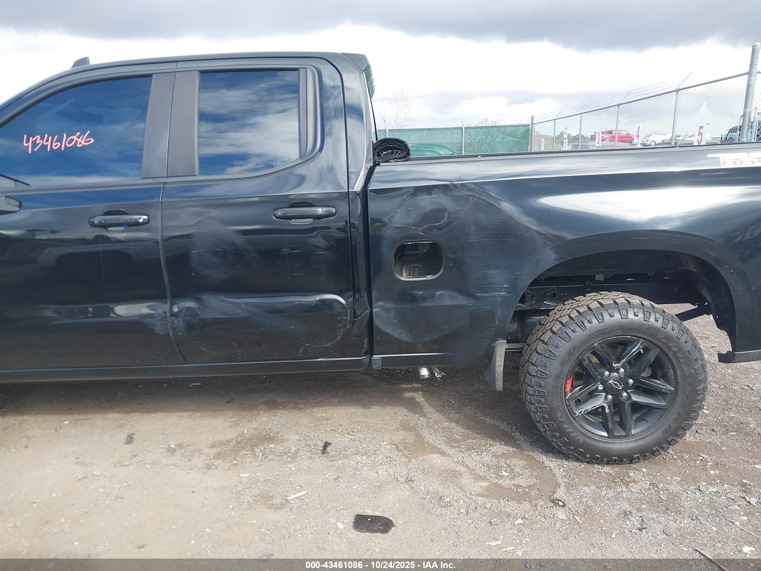 CHEVROLET SILVERADO image 6