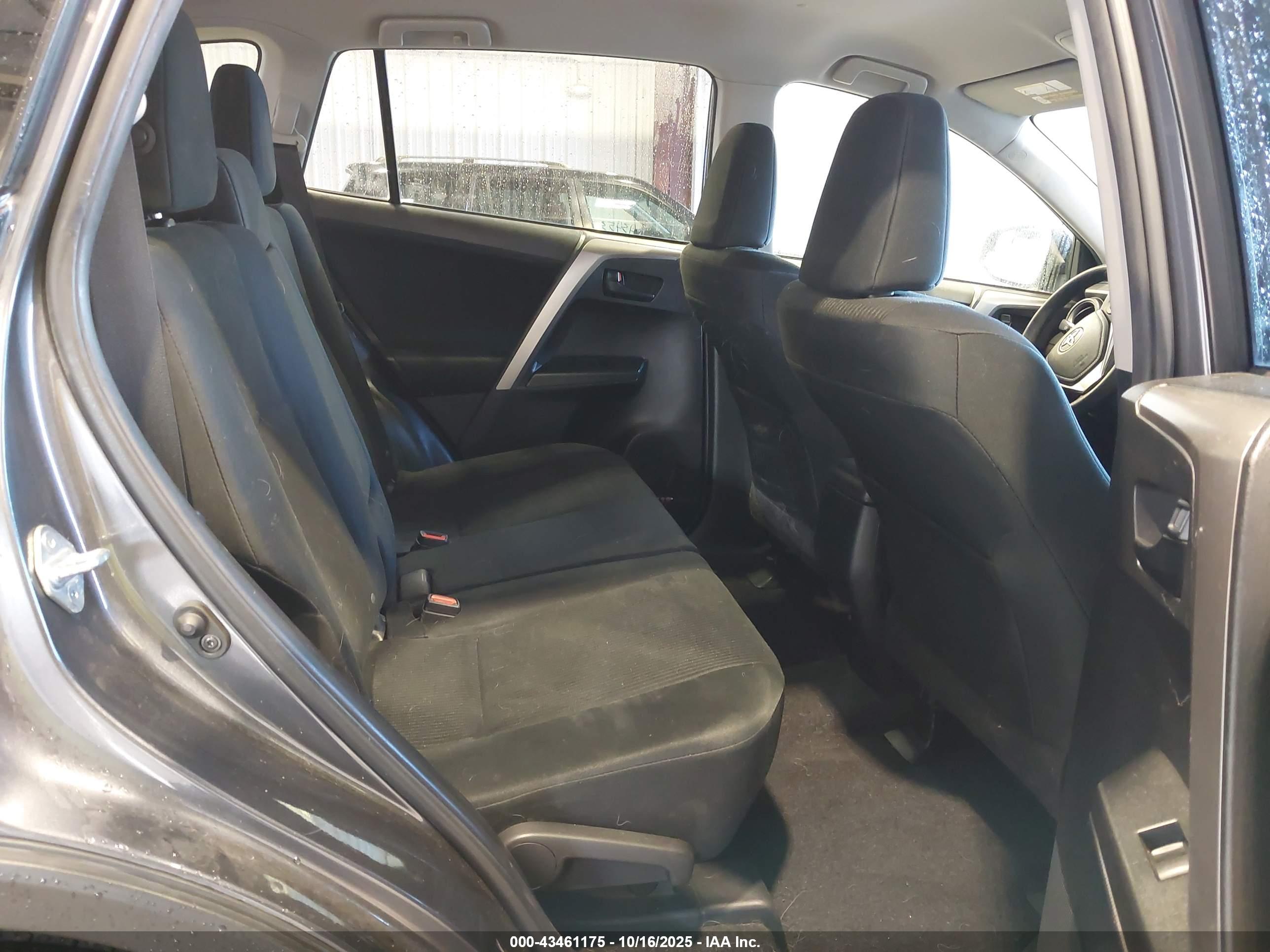 TOYOTA RAV4 image 8