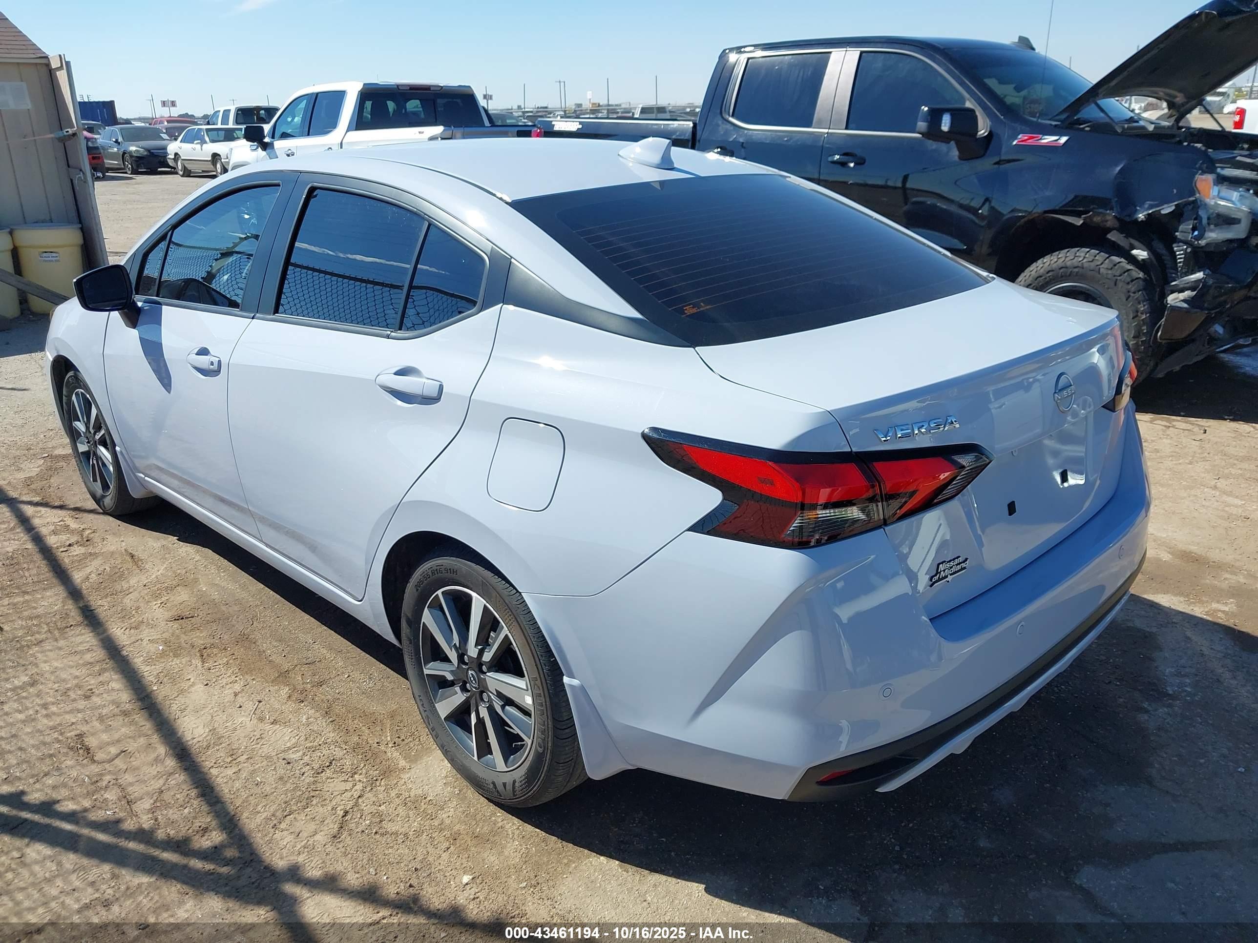 NISSAN VERSA image 3