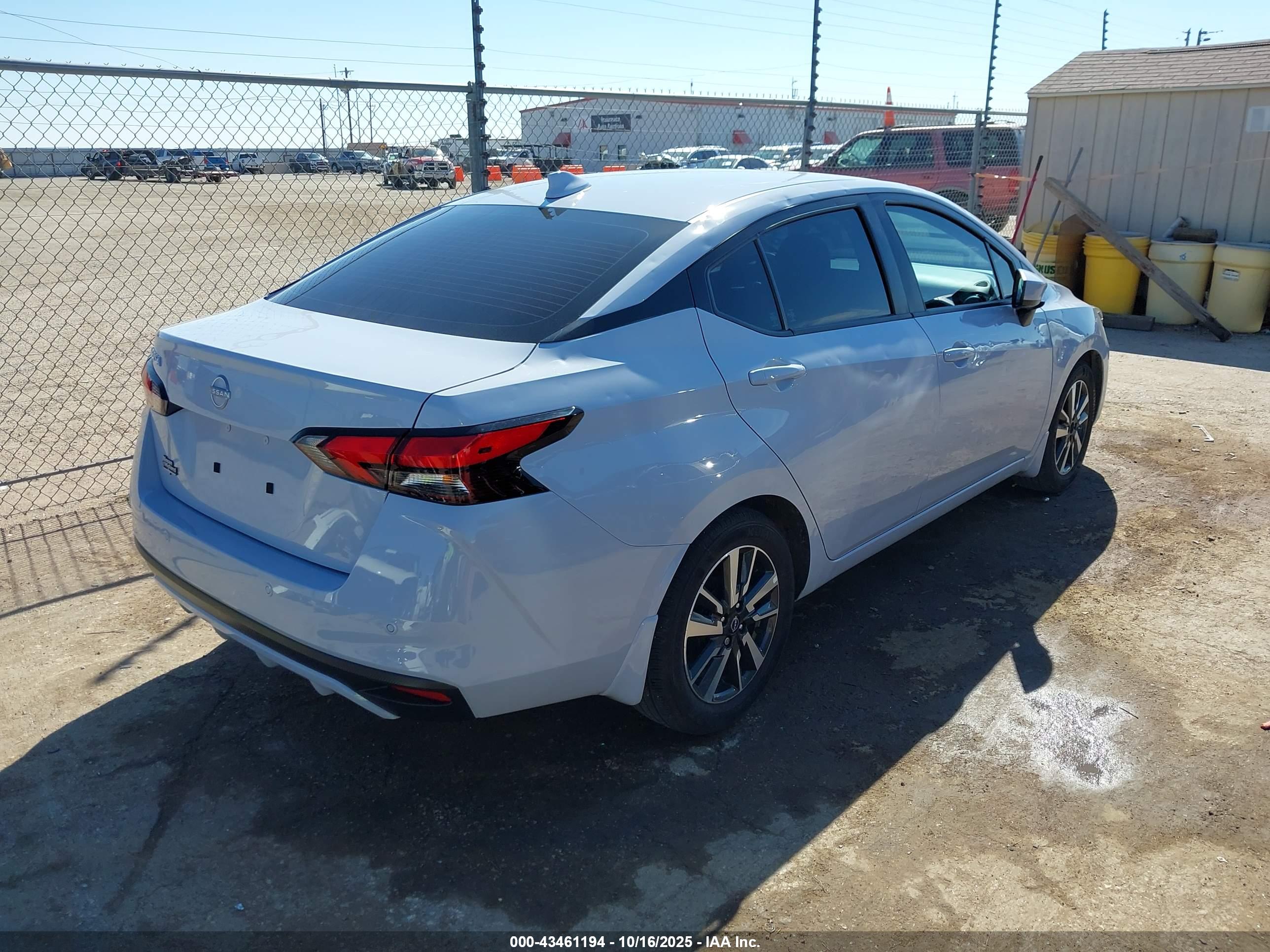 NISSAN VERSA image 4