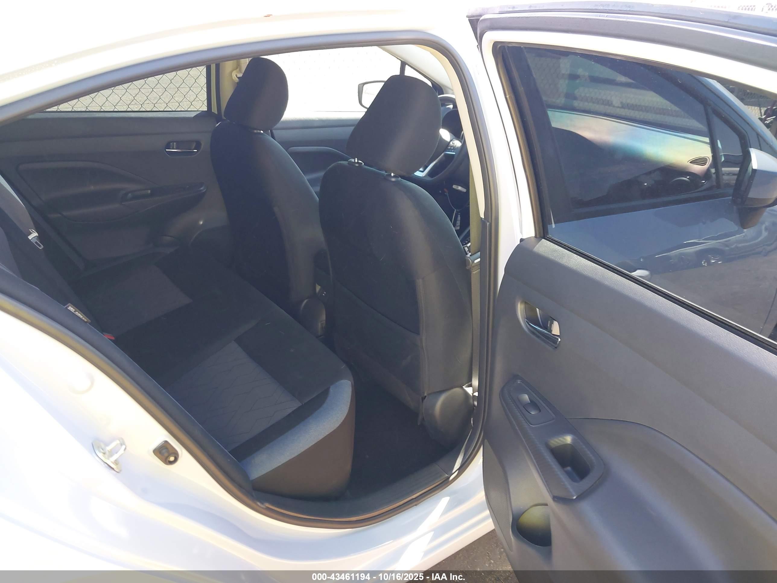 NISSAN VERSA image 8