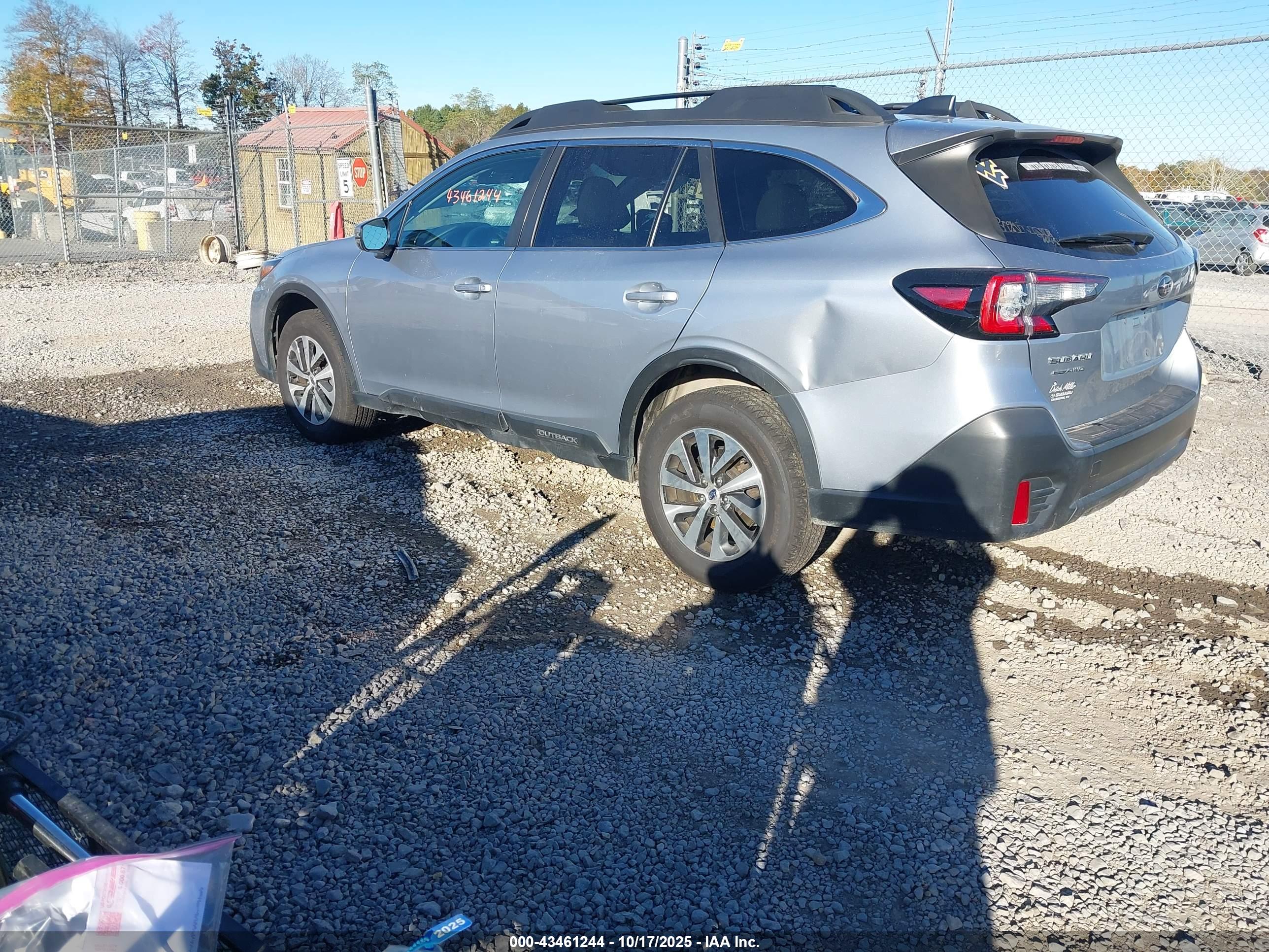 SUBARU OUTBACK image 3