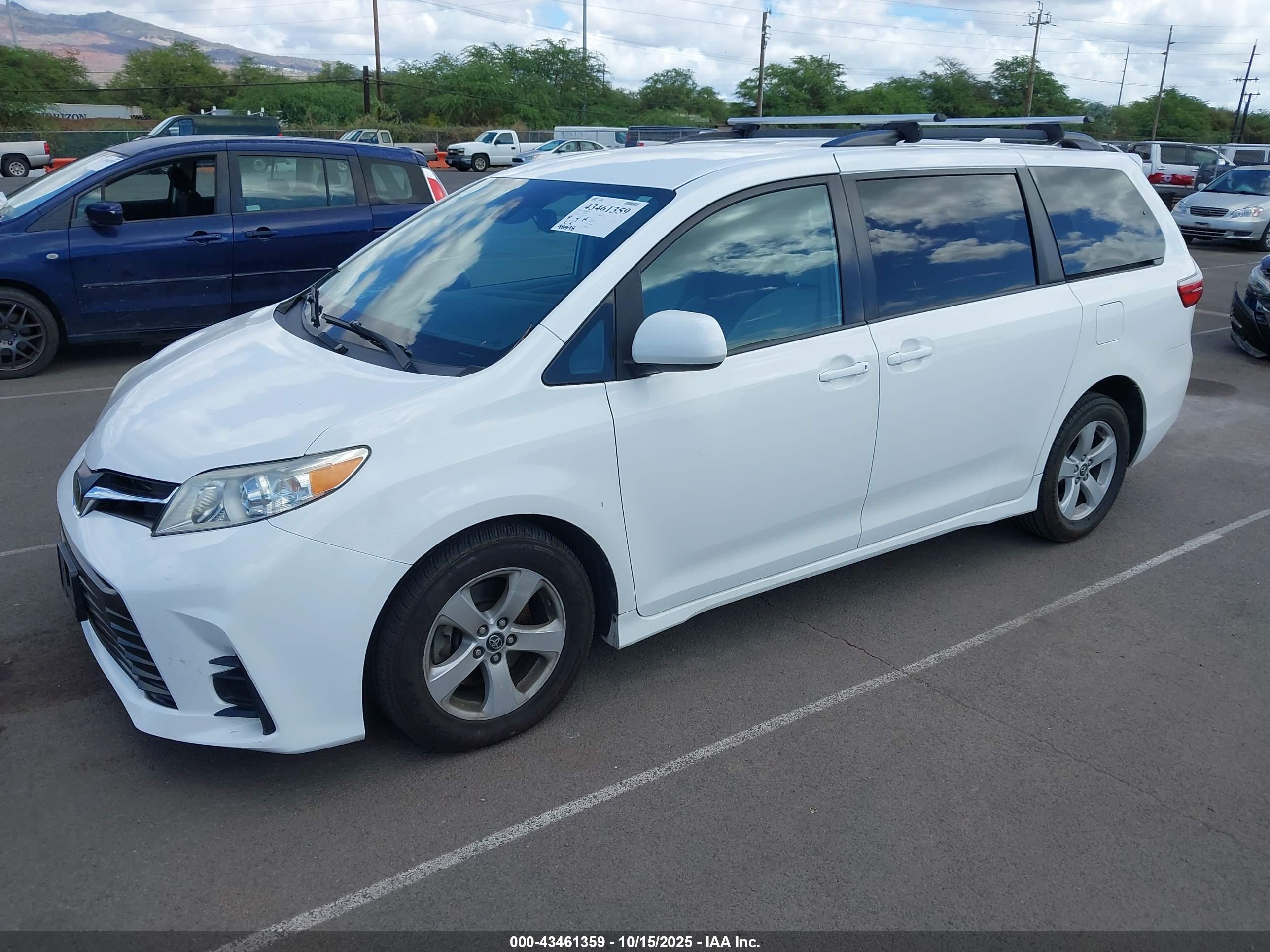 TOYOTA SIENNA image 2