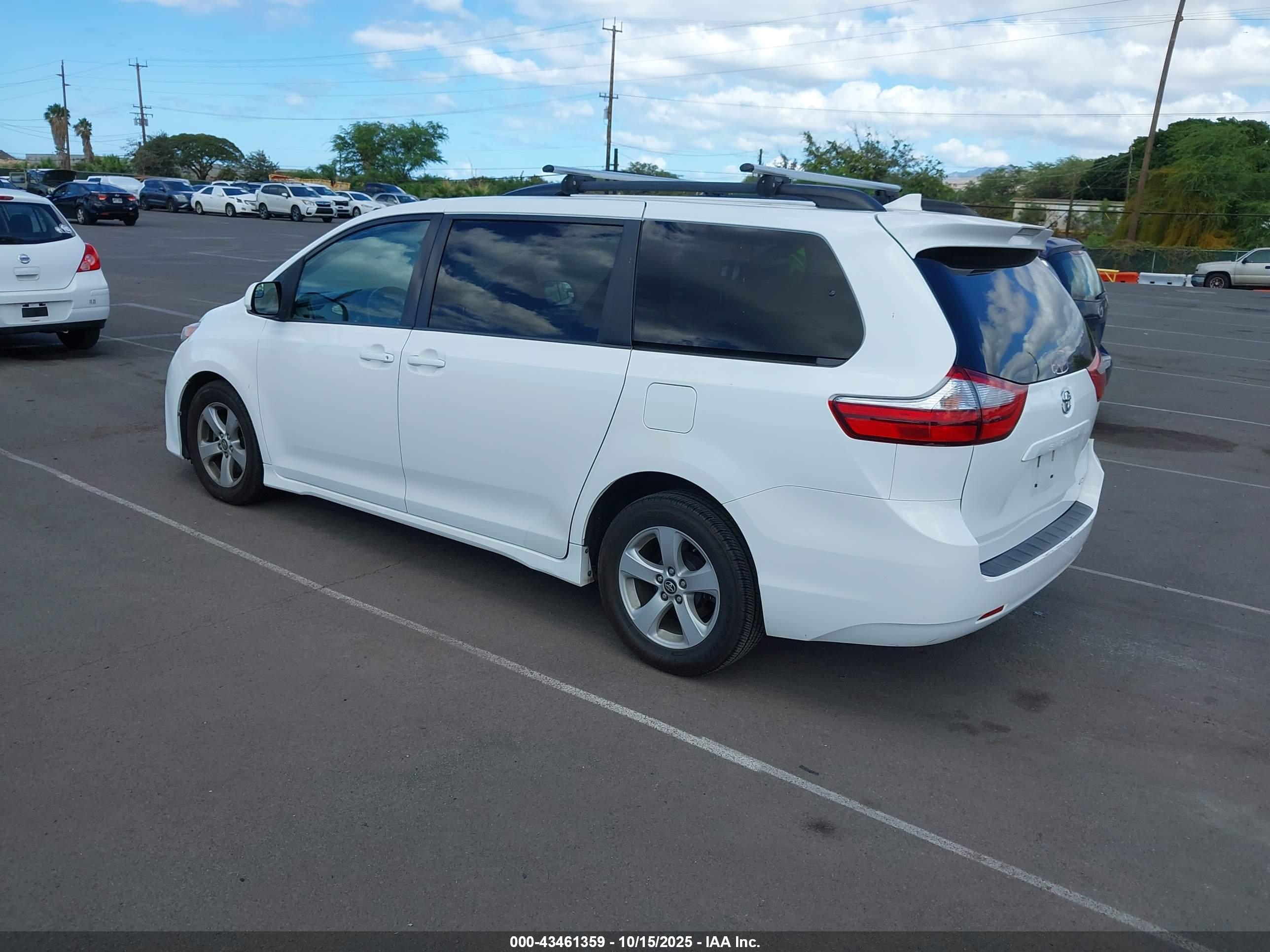 TOYOTA SIENNA image 3