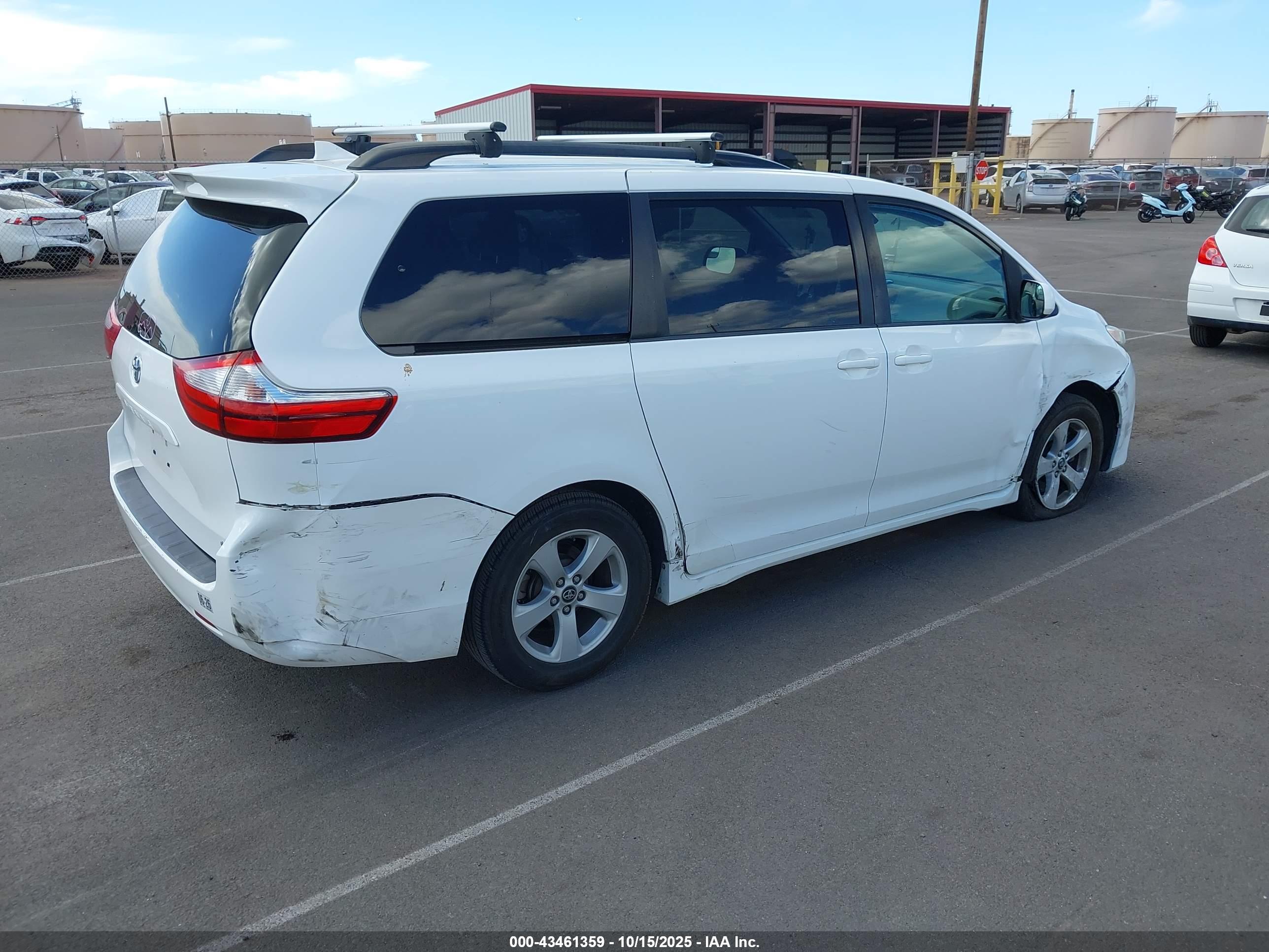TOYOTA SIENNA image 4