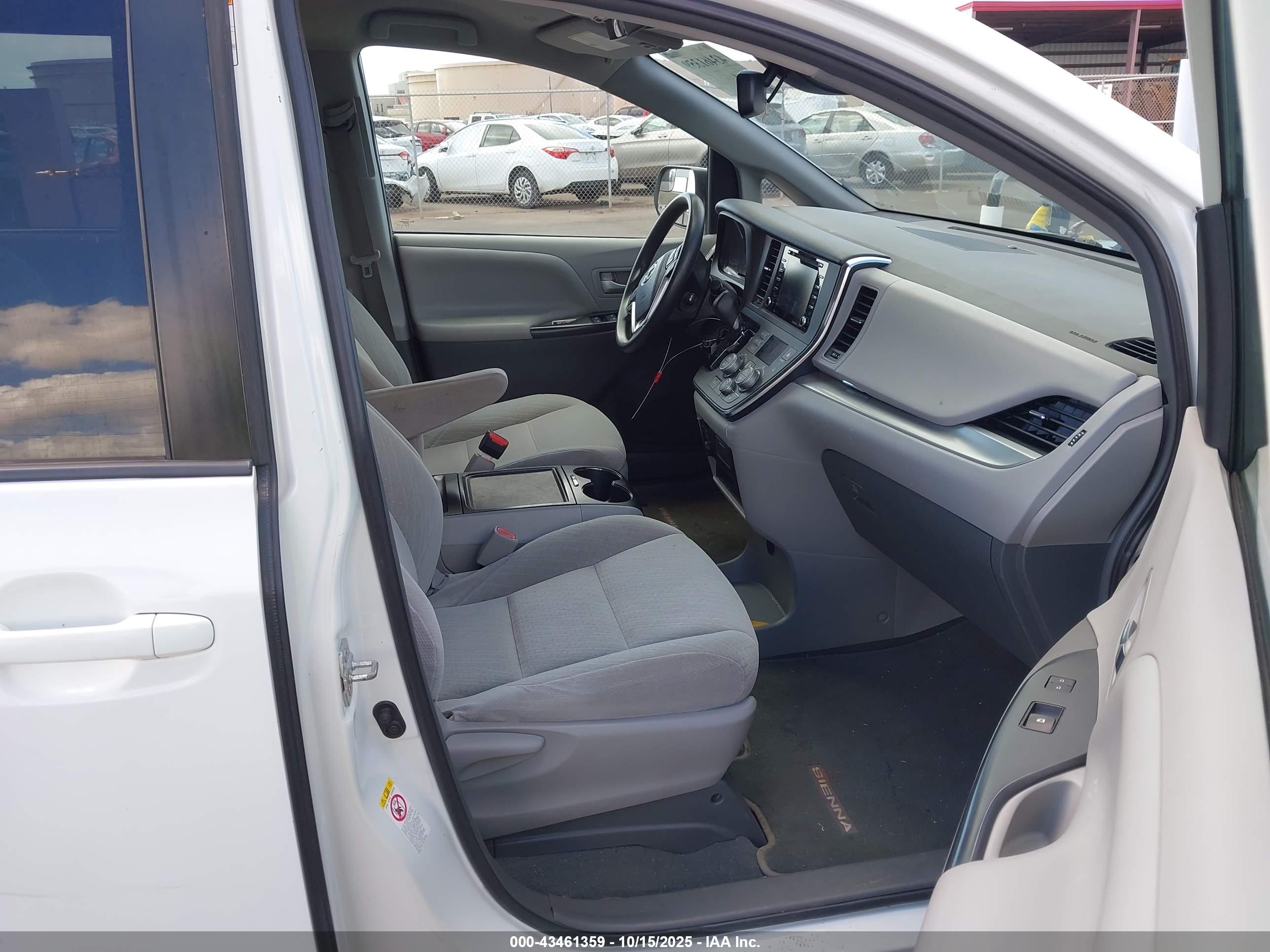 TOYOTA SIENNA image 5
