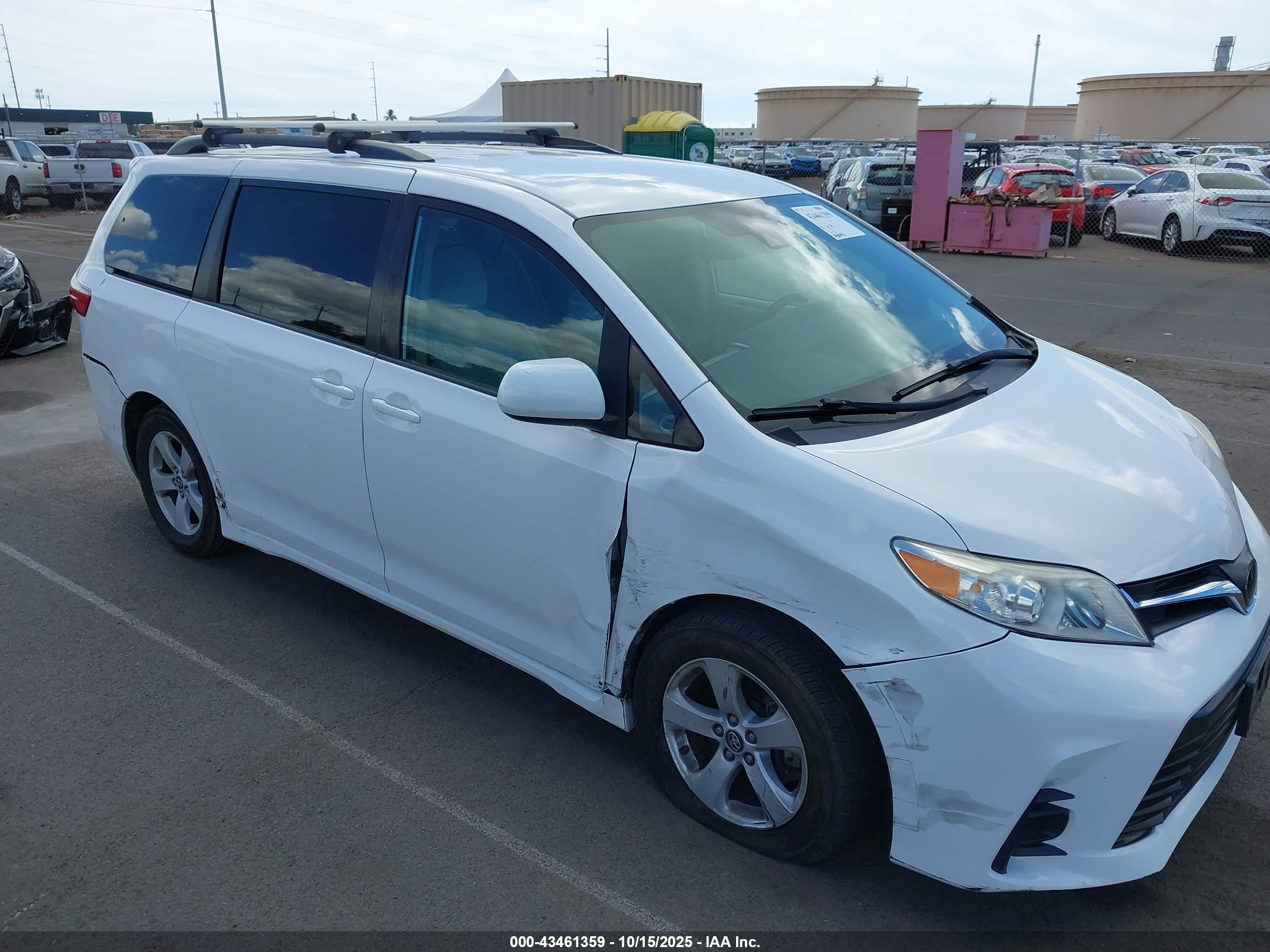 TOYOTA SIENNA image 6
