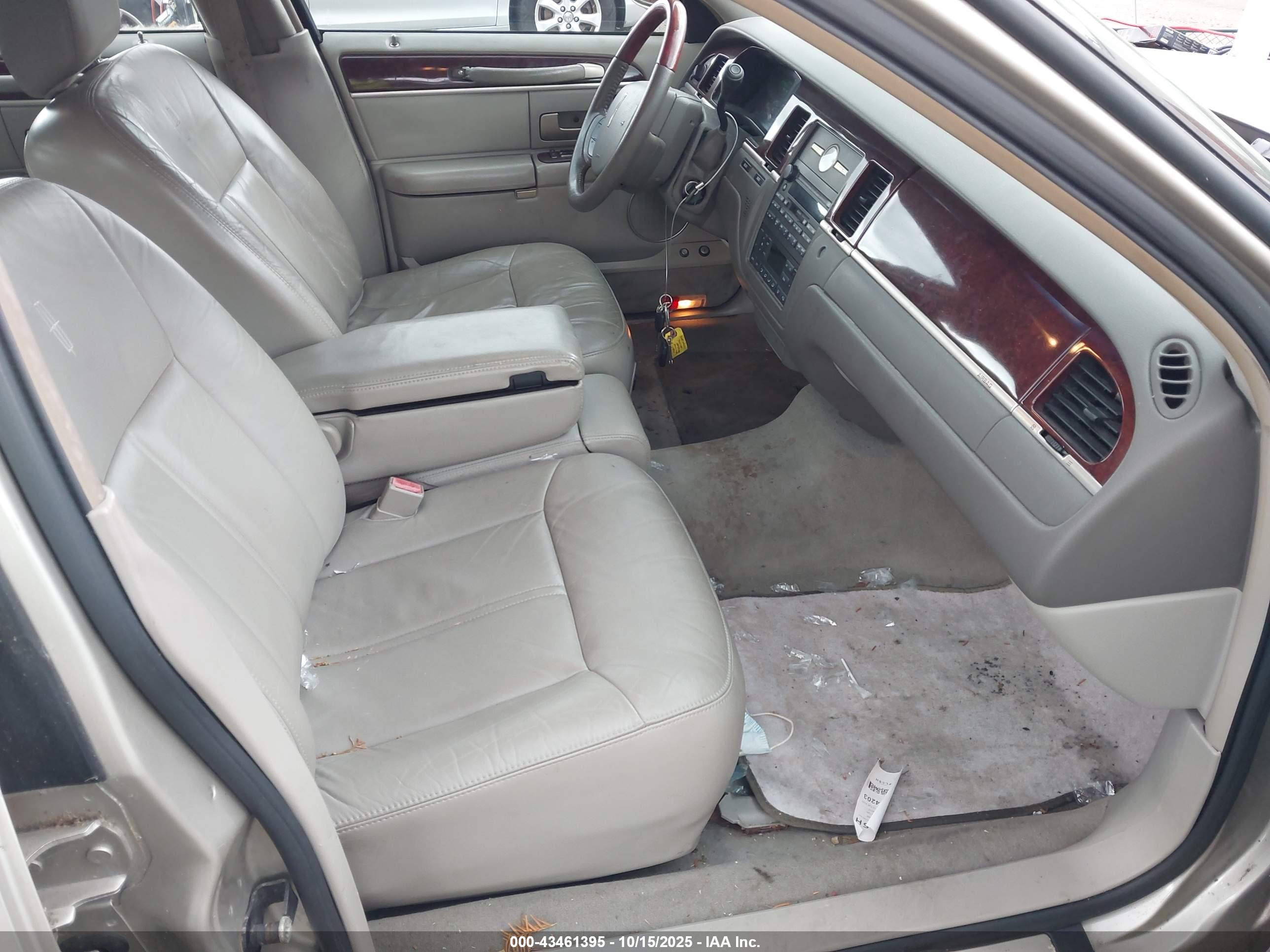 LINCOLN TOWN image 5