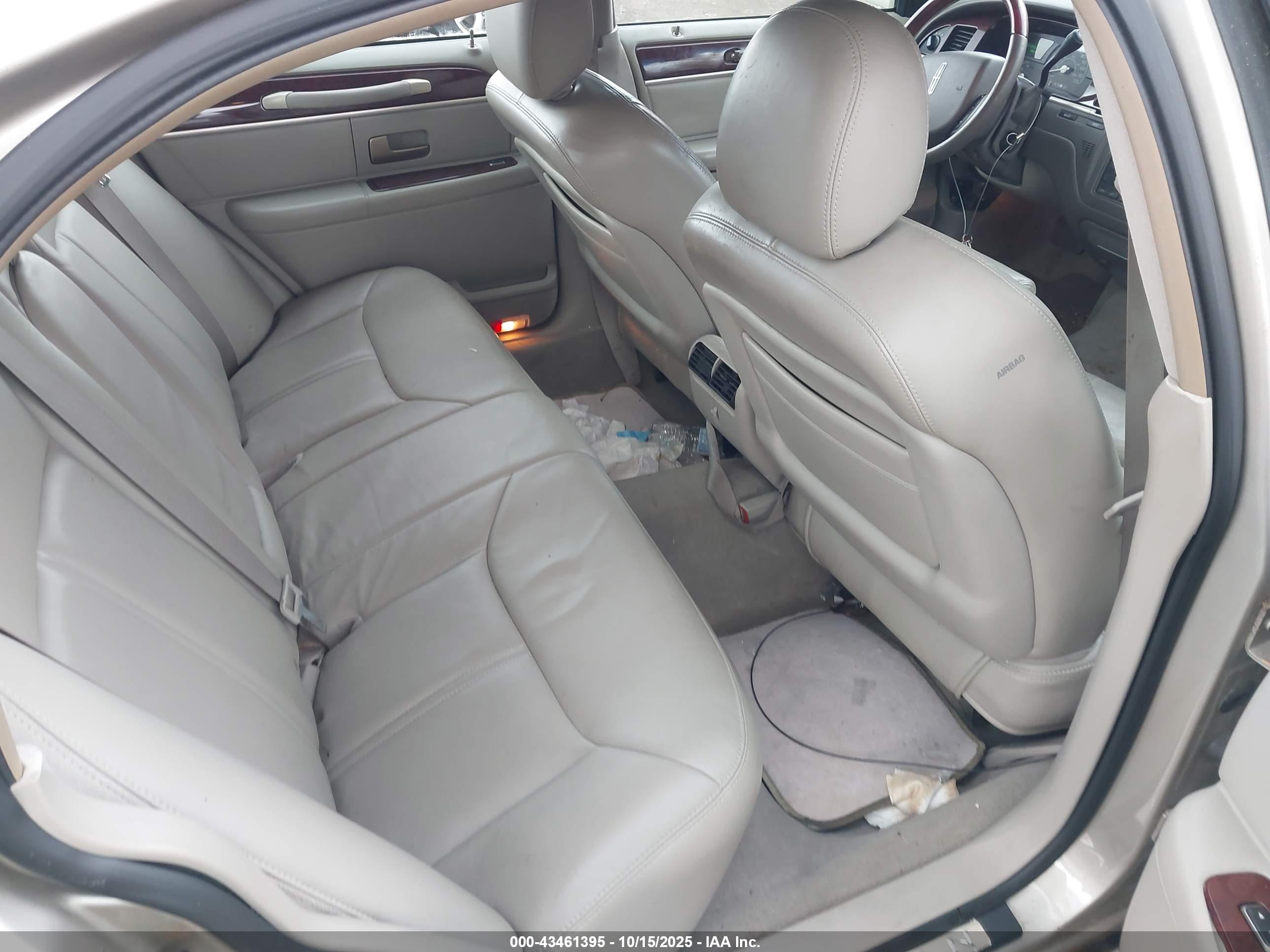 LINCOLN TOWN image 8