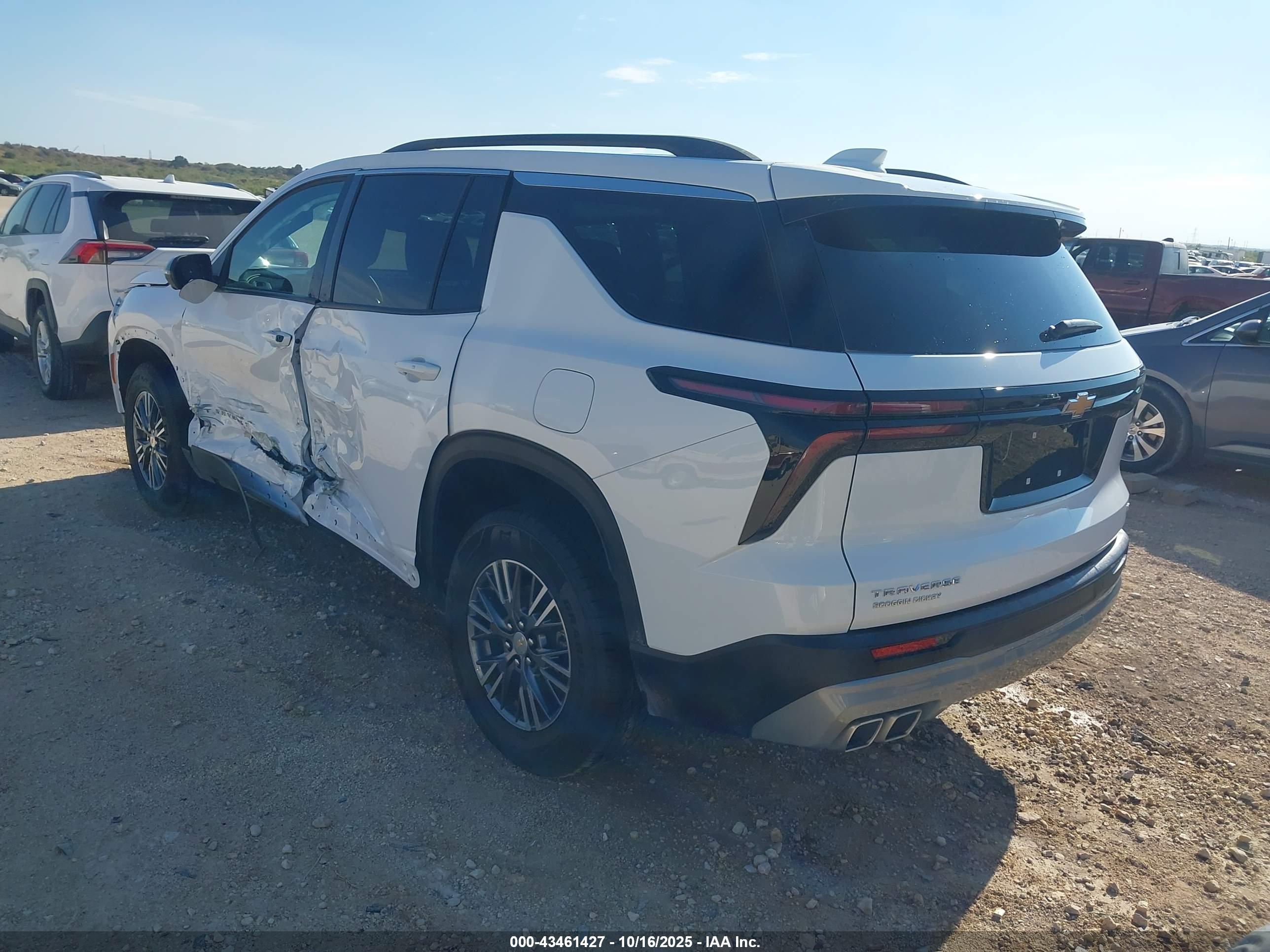 CHEVROLET TRAVERSE image 3