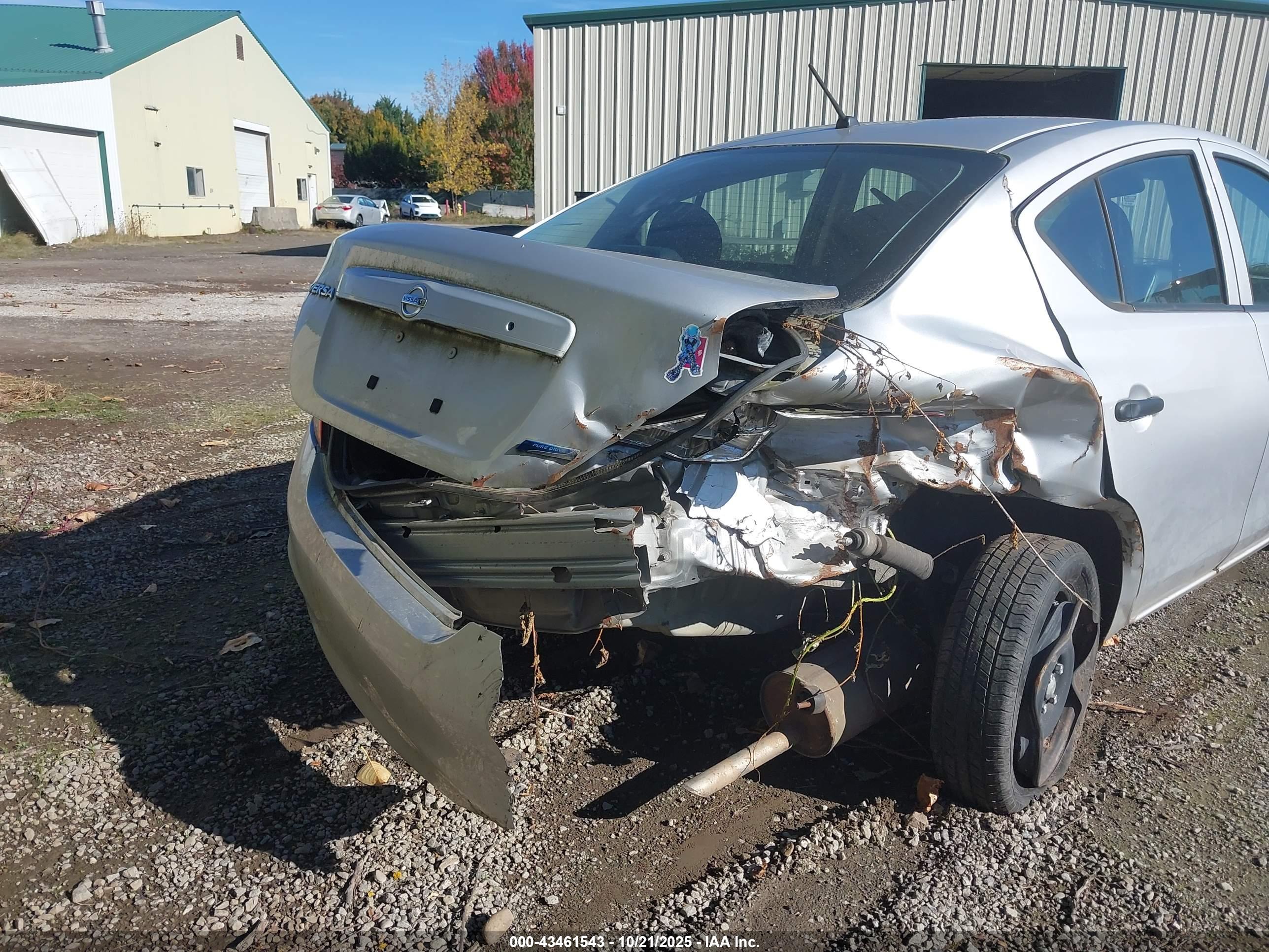 NISSAN VERSA image 6