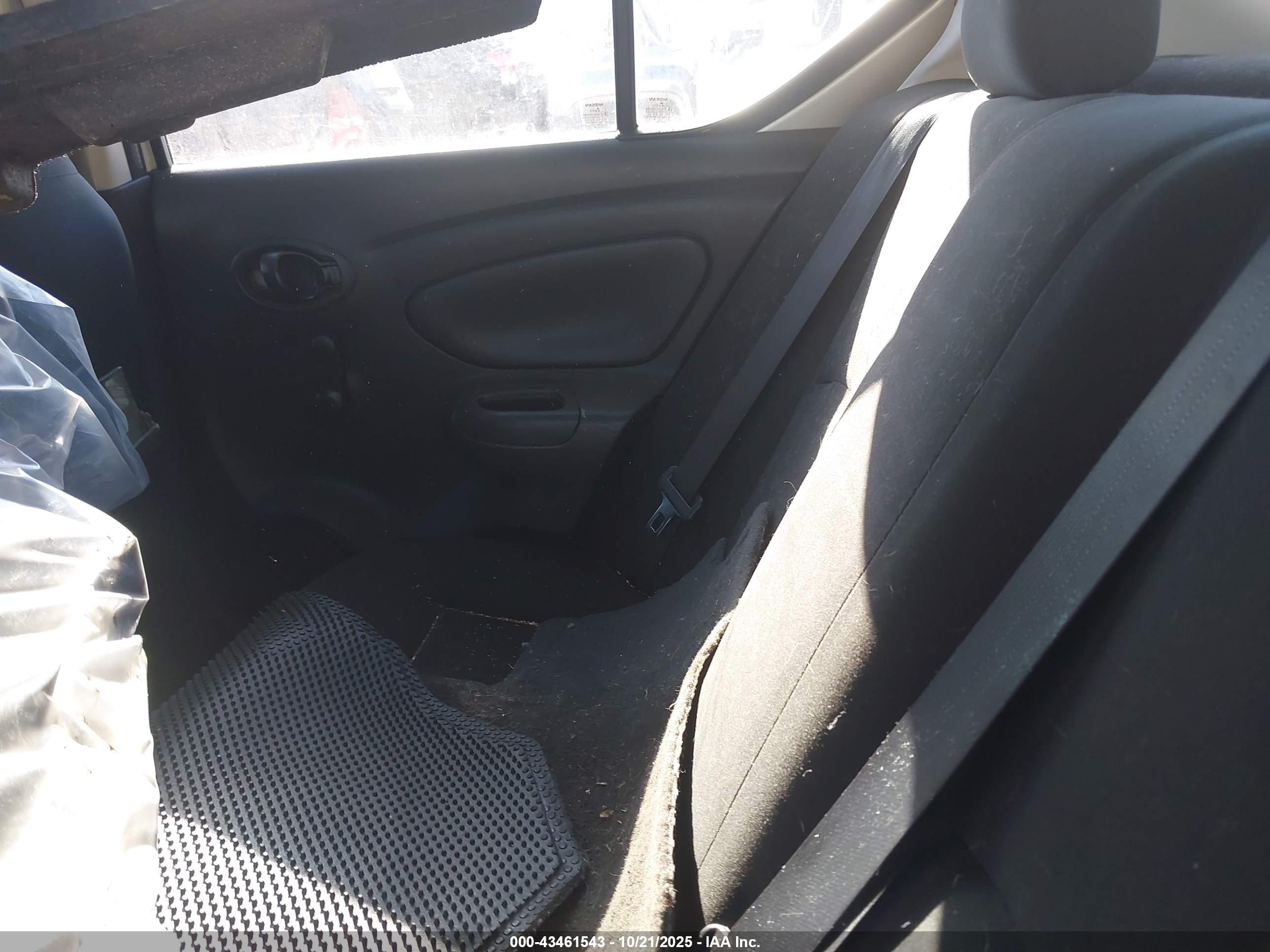 NISSAN VERSA image 8