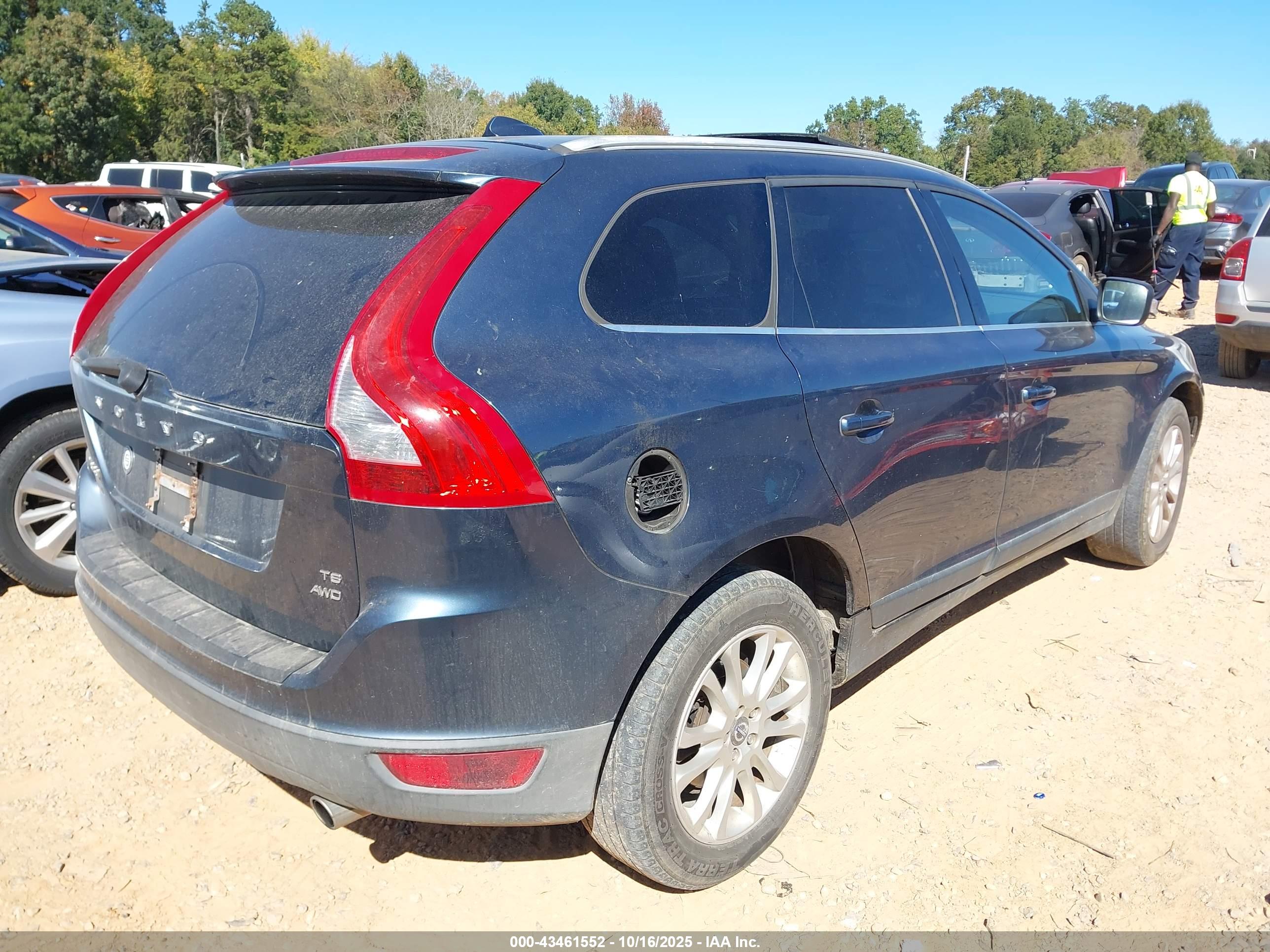 VOLVO XC60 image 4