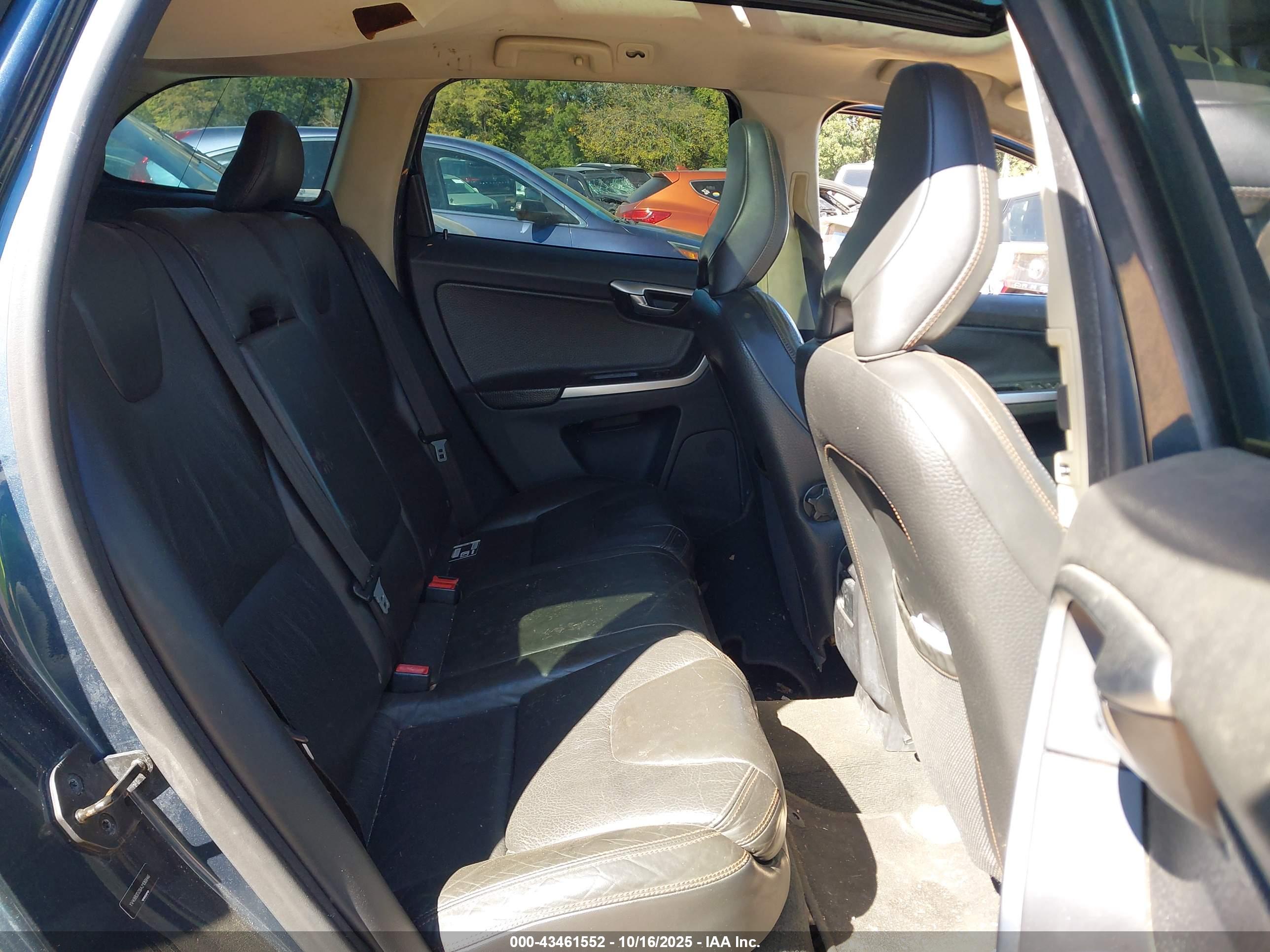 VOLVO XC60 image 8