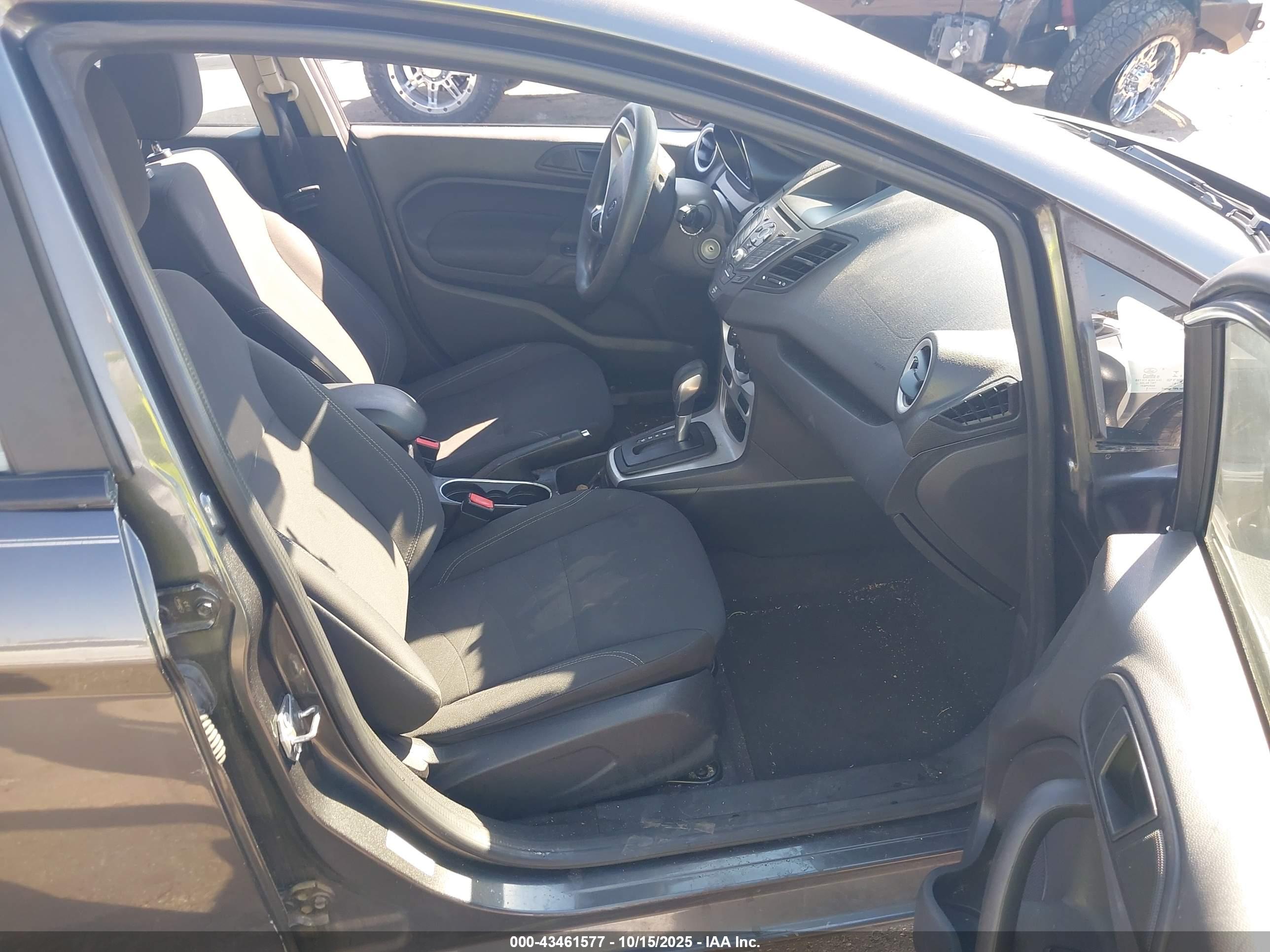 FORD FIESTA image 5