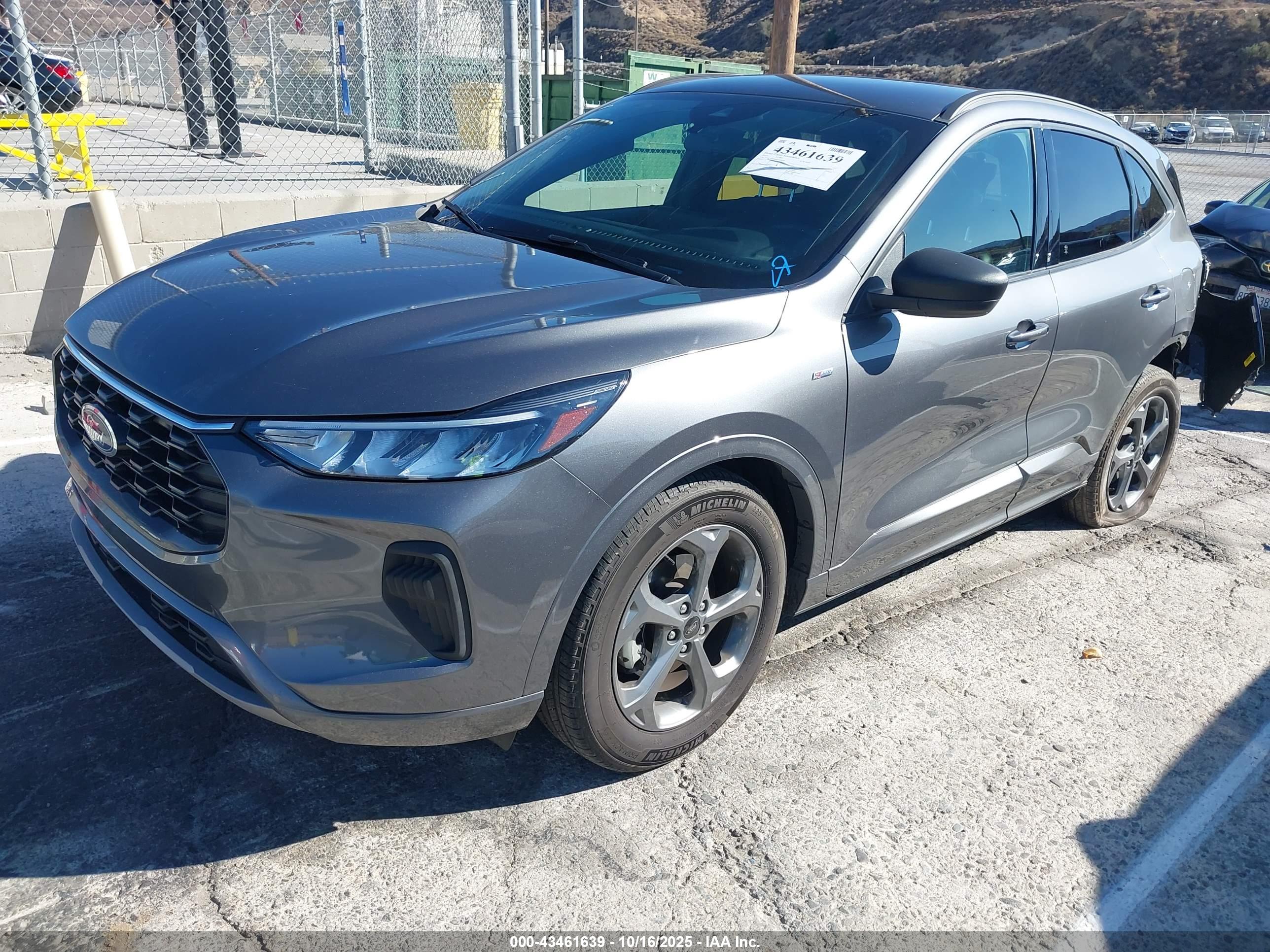 FORD ESCAPE image 2