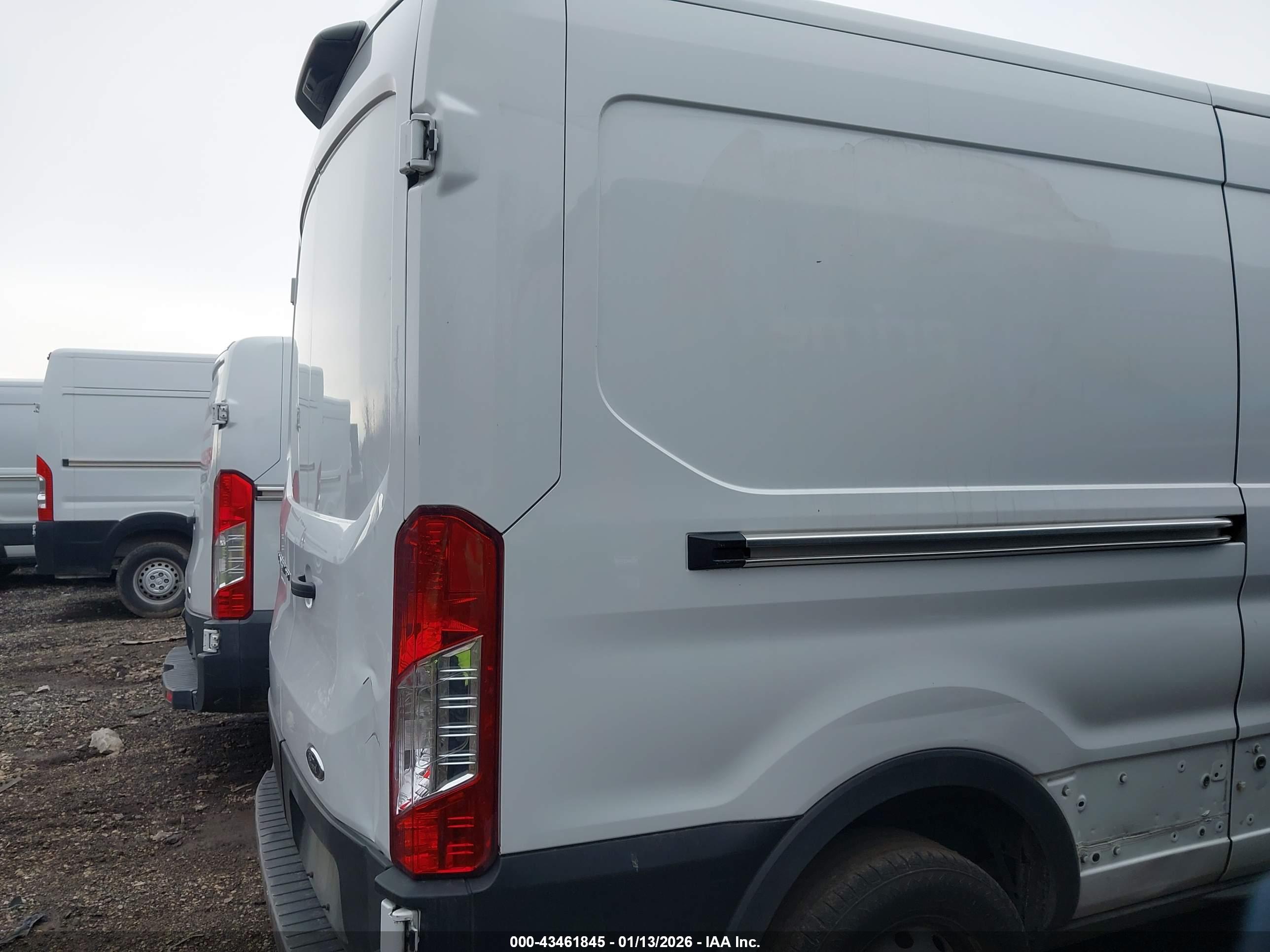 FORD TRANSIT-250 image 4