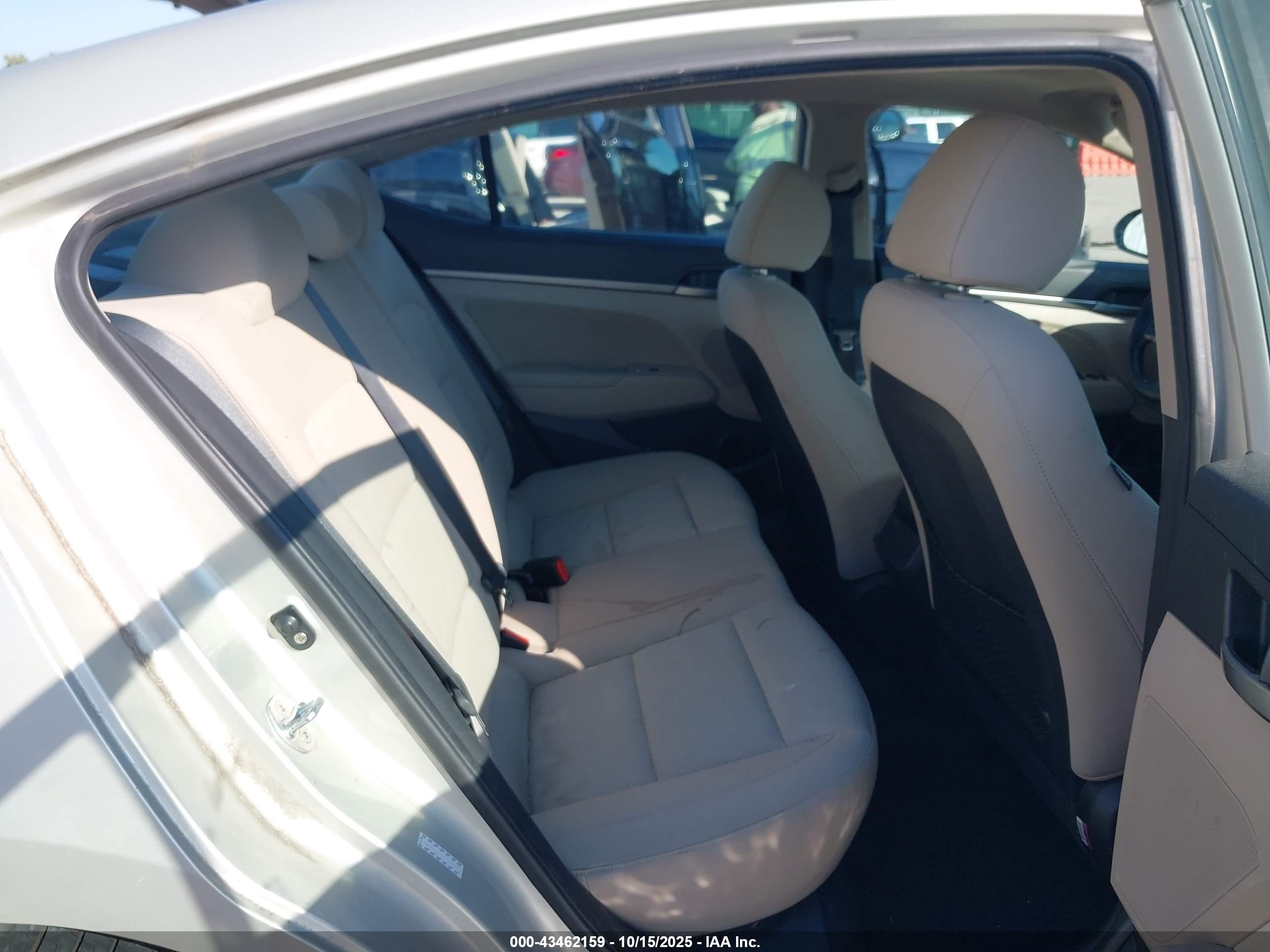 HYUNDAI ELANTRA image 8