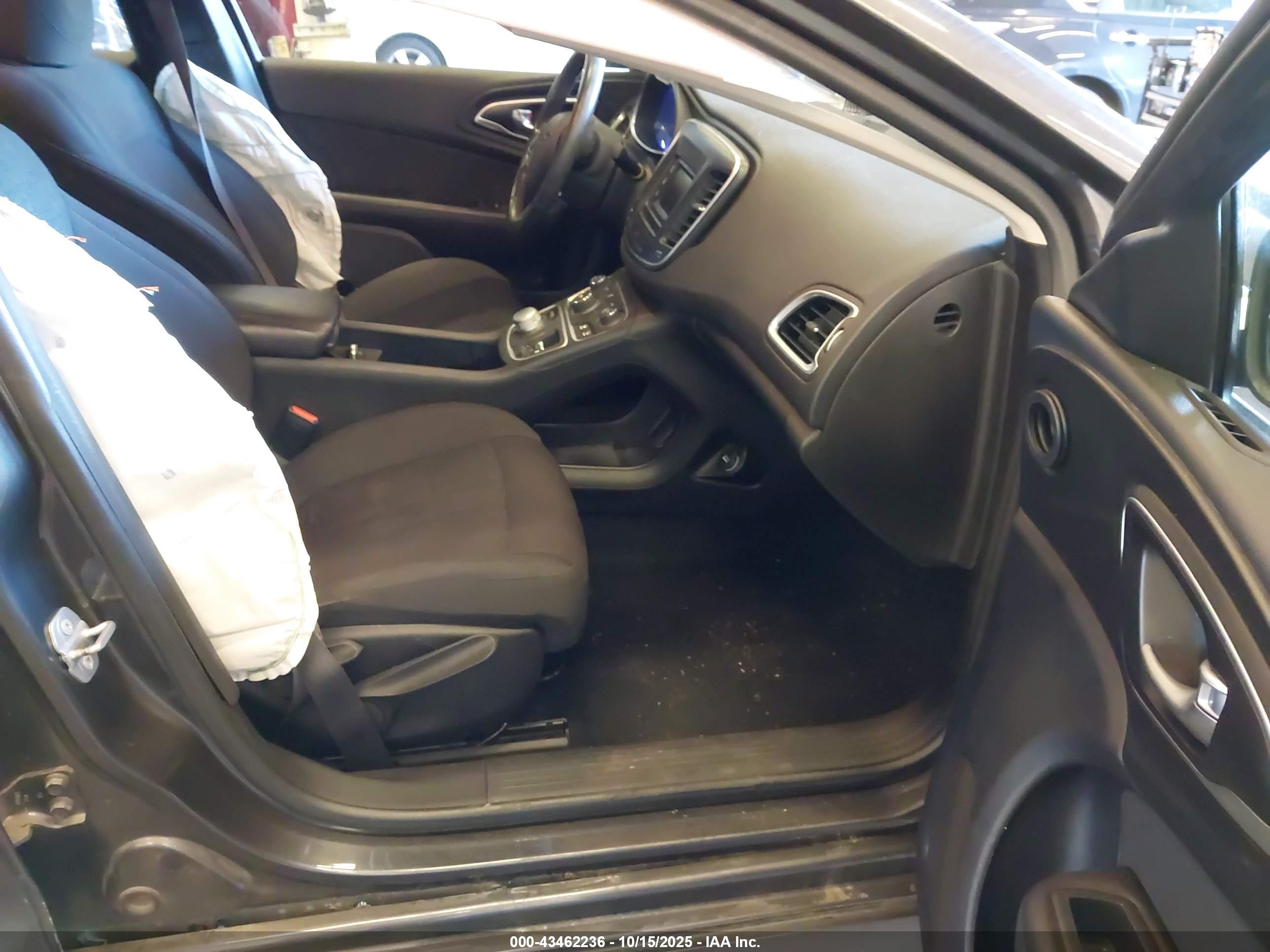 CHRYSLER 200 image 5