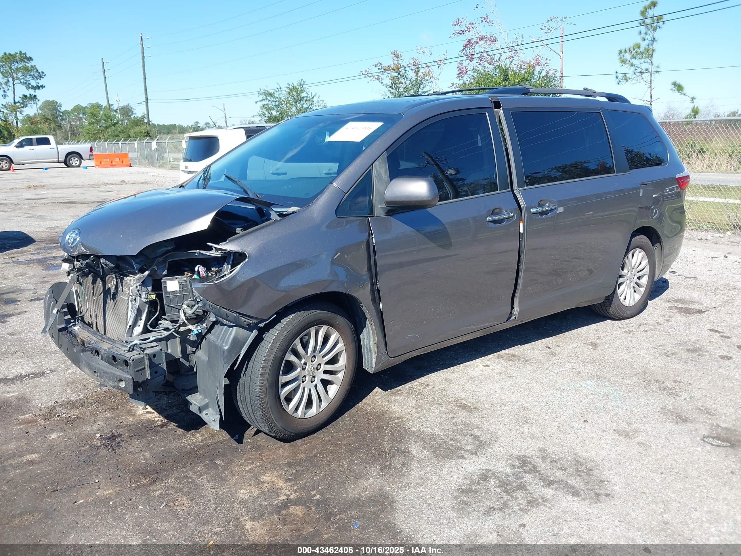 TOYOTA SIENNA image 2