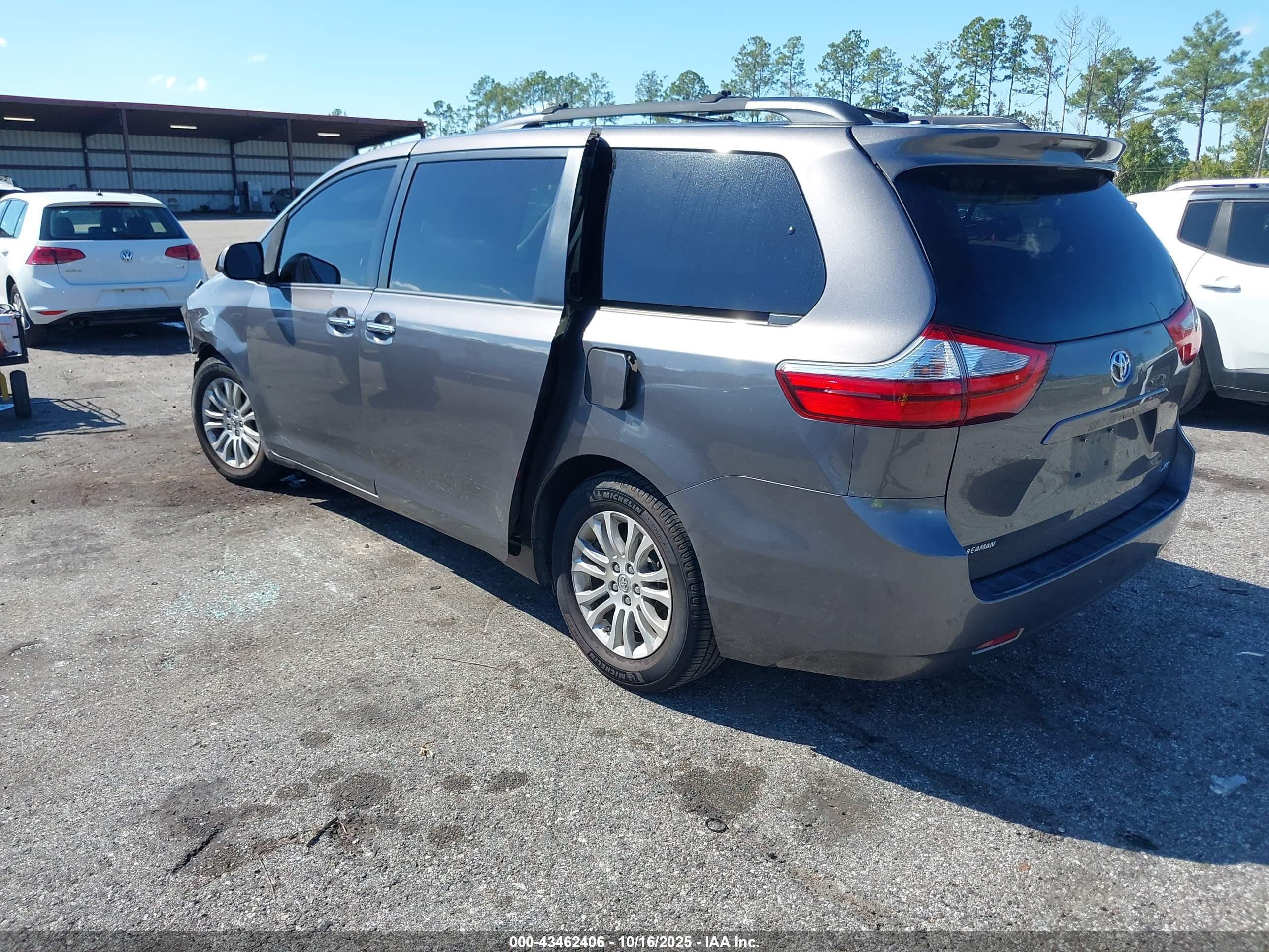 TOYOTA SIENNA image 3