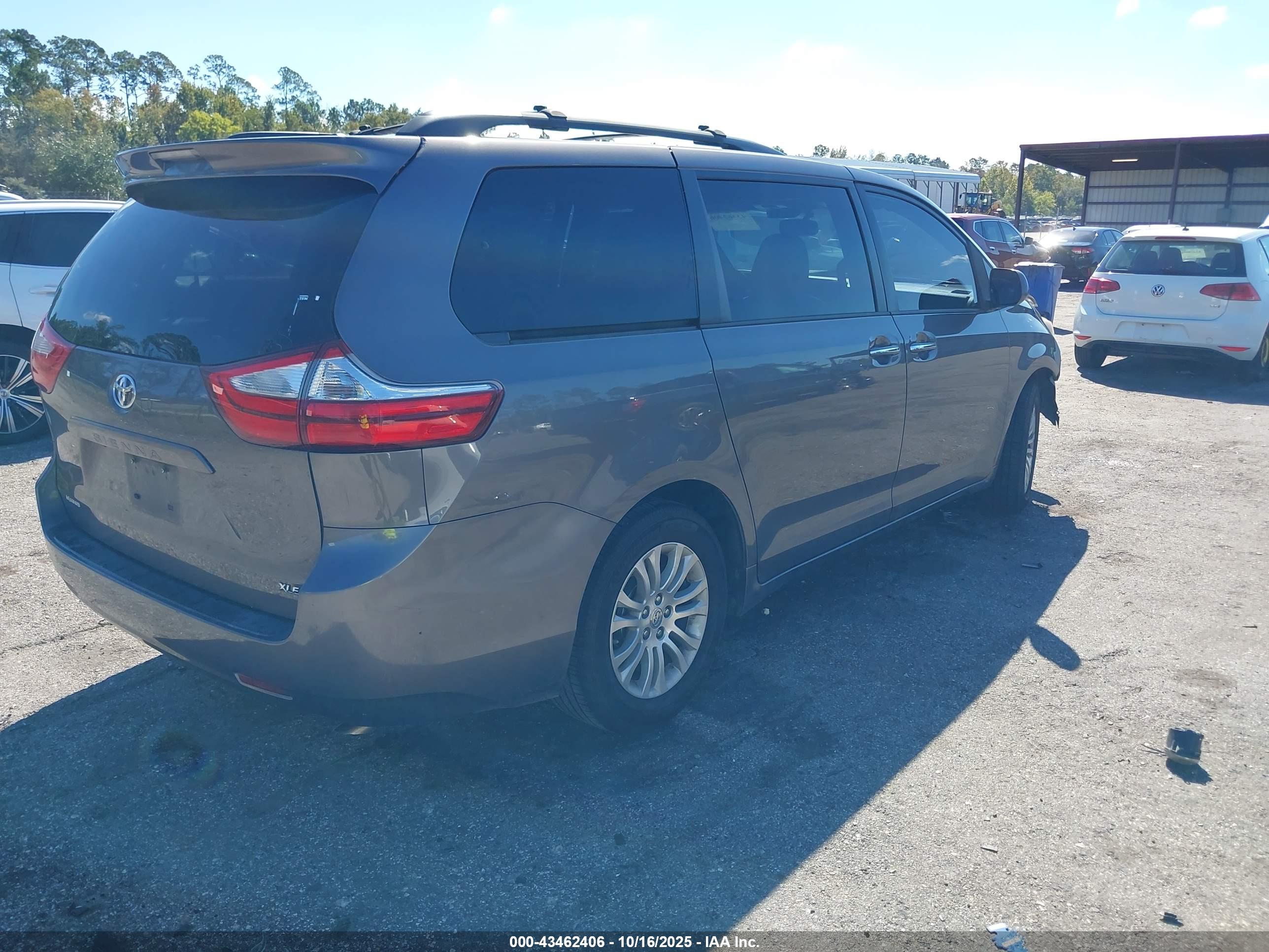 TOYOTA SIENNA image 4