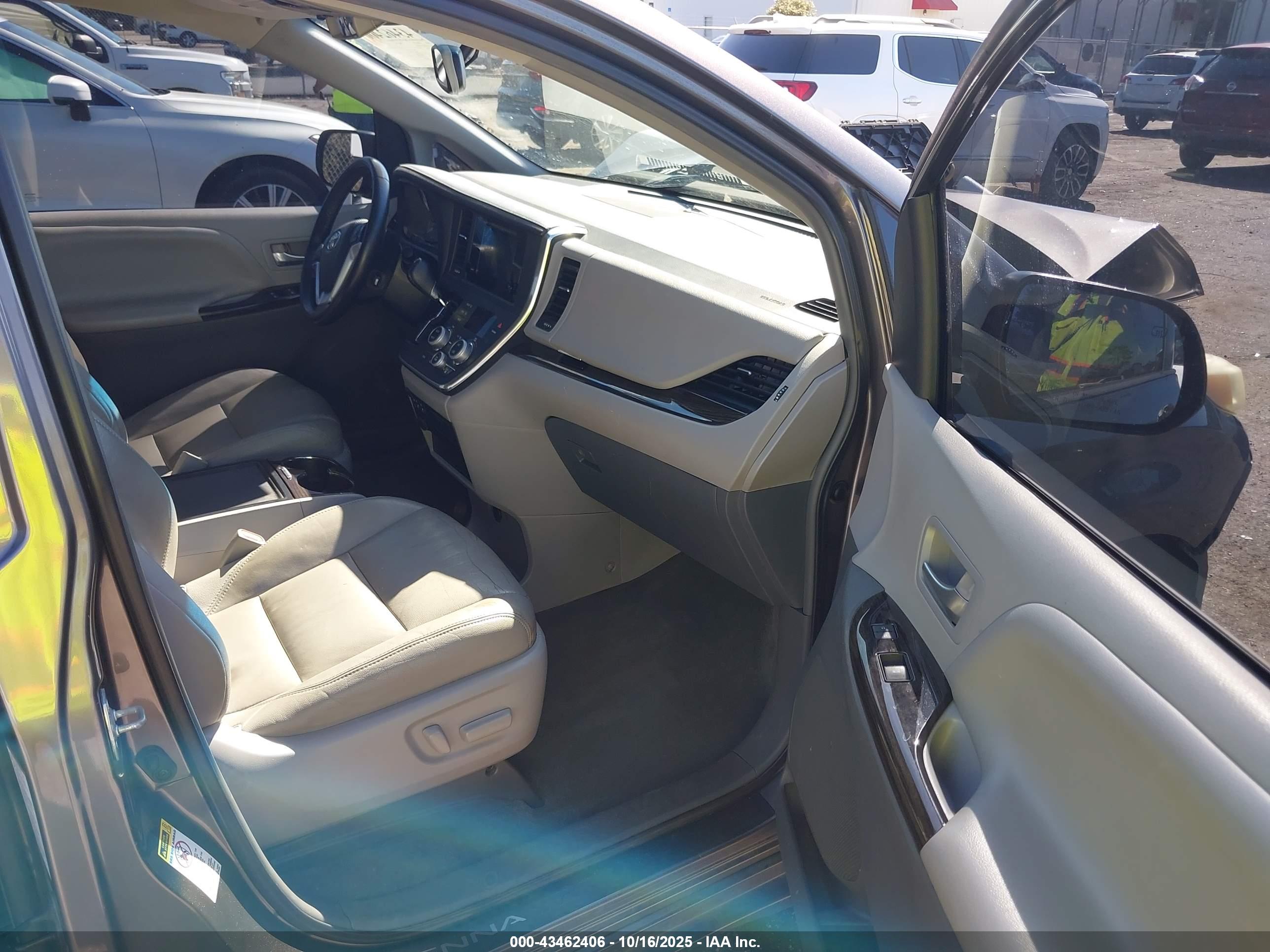 TOYOTA SIENNA image 5