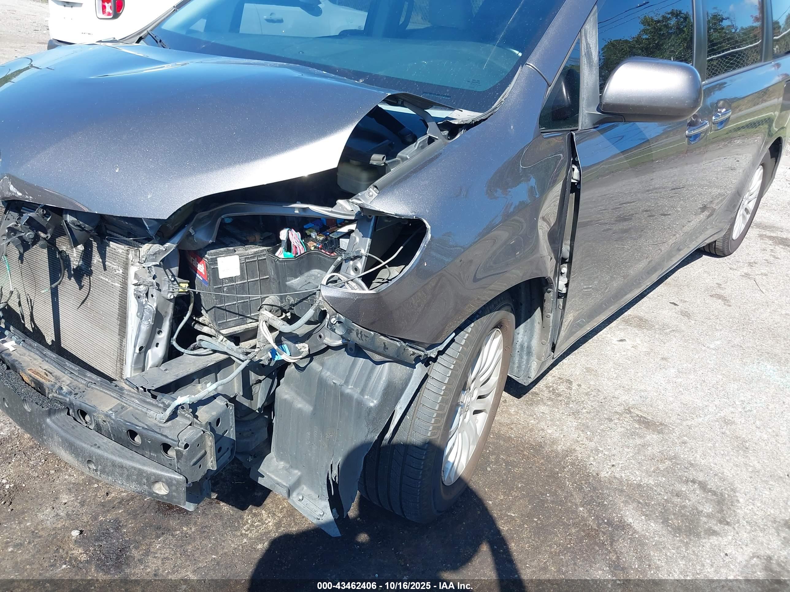 TOYOTA SIENNA image 6