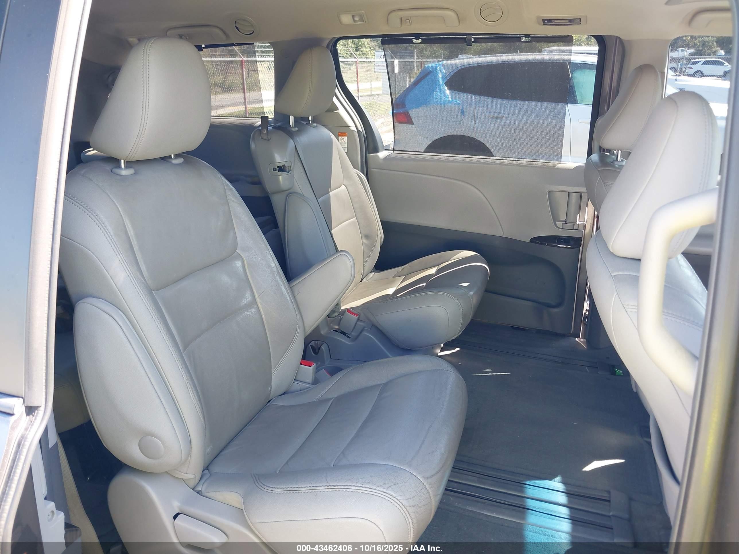 TOYOTA SIENNA image 8