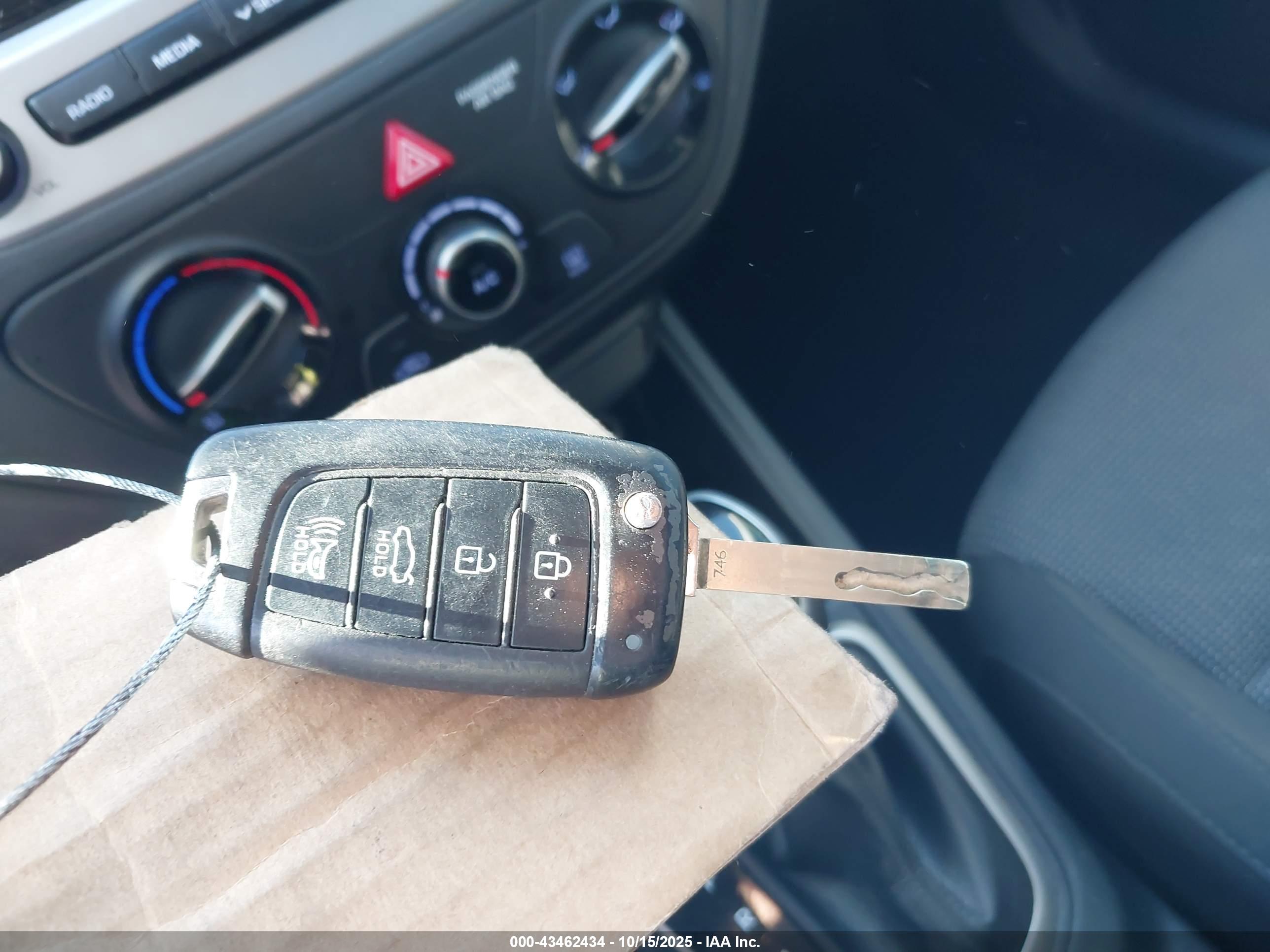 HYUNDAI ACCENT image 11