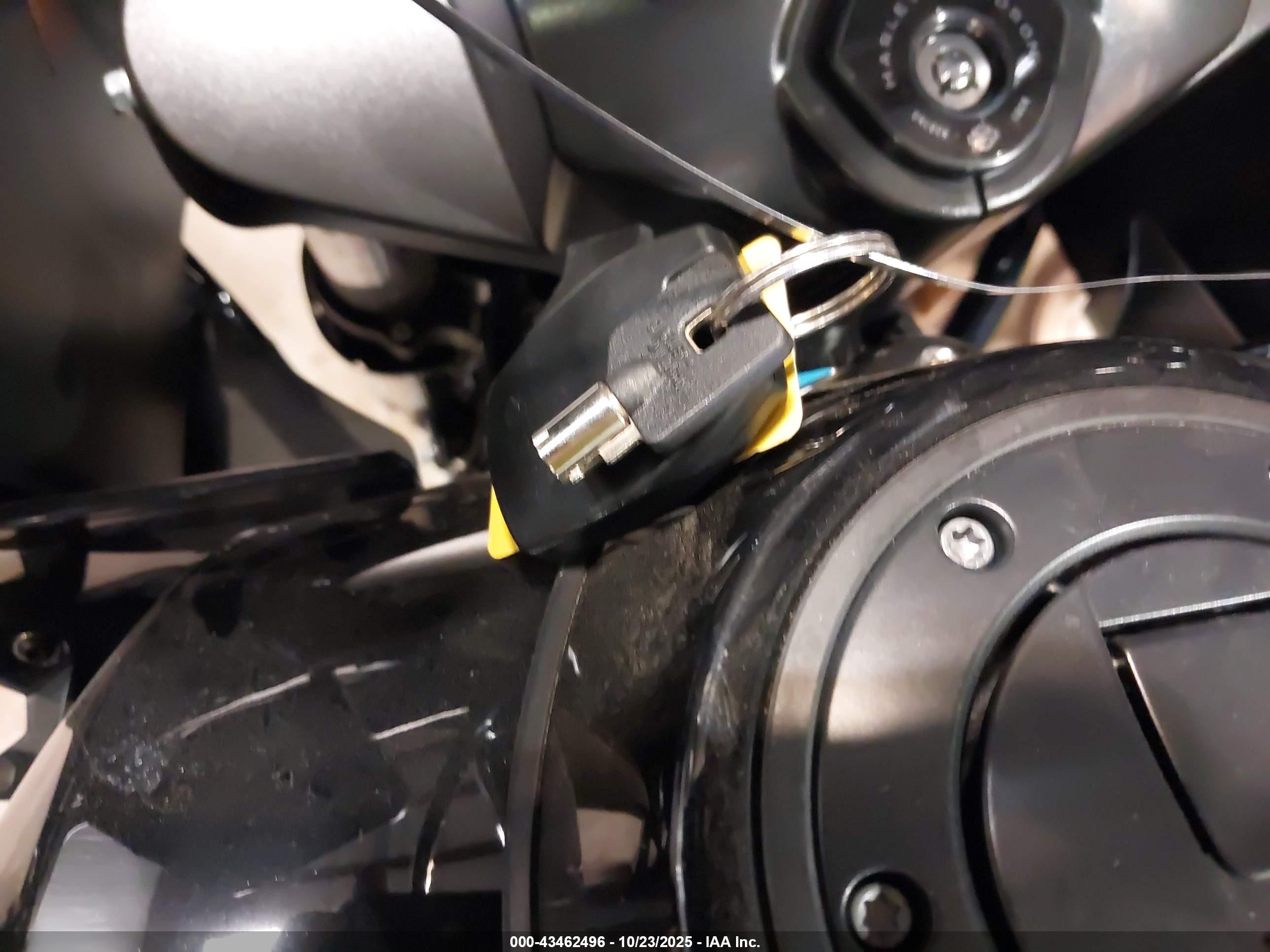 HARLEY-DAVIDSON FLTRX image 11